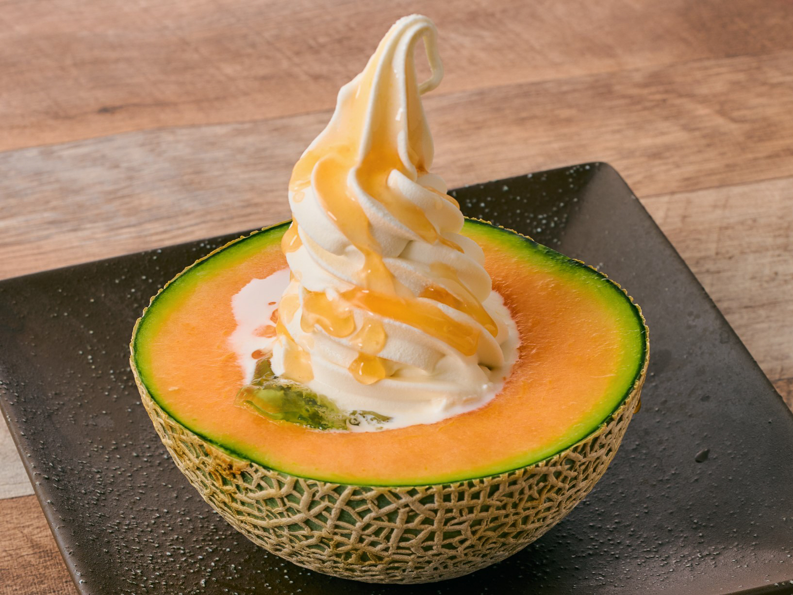 夢庵「半分まるっと赤肉メロンソフトサンデー」（1999円）