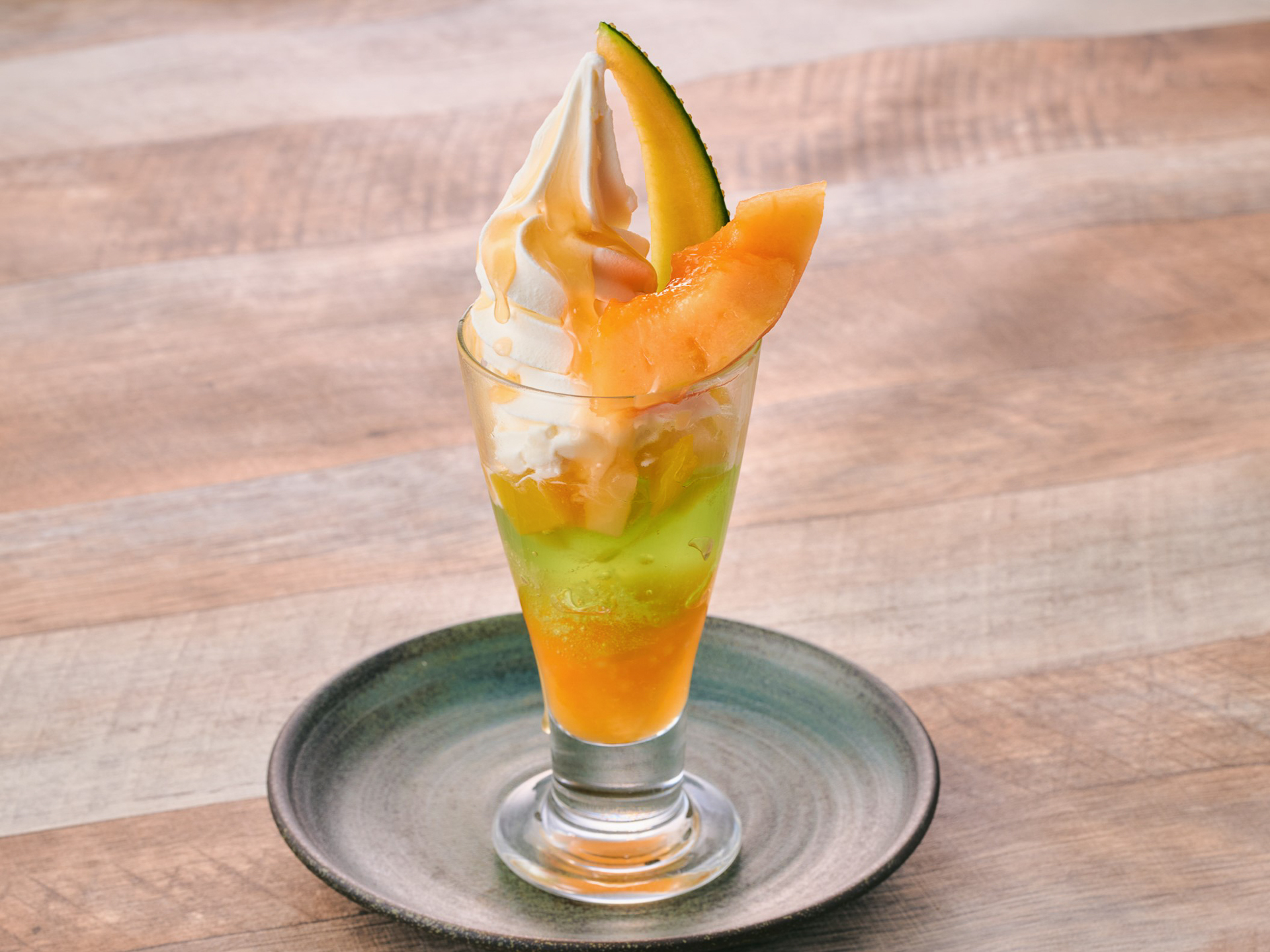 「赤肉メロンパルフェ」（604円→クーポン利用で549円）