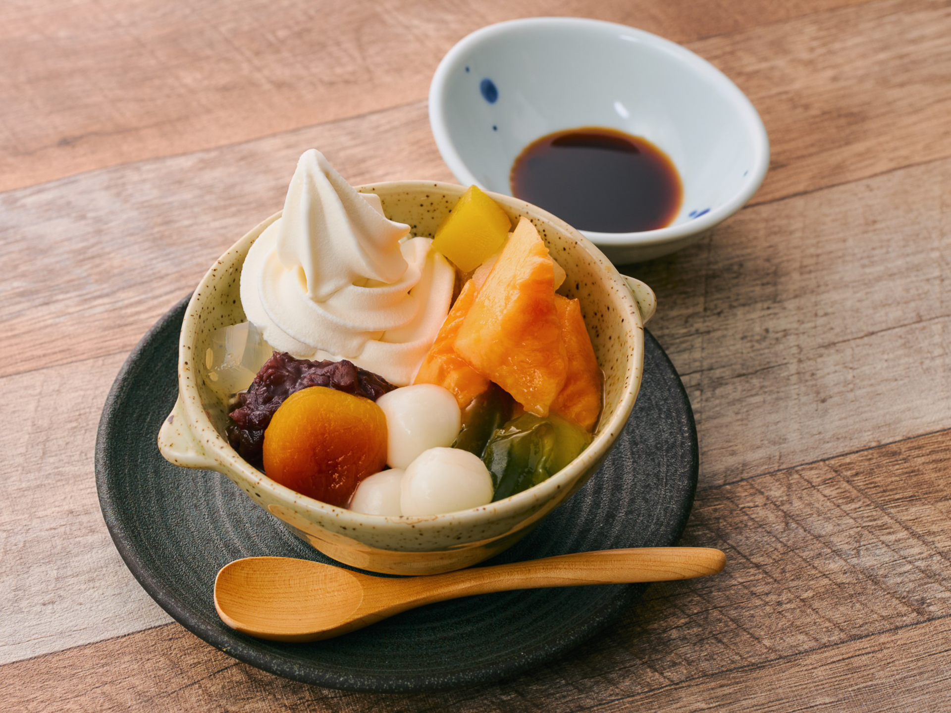 「赤肉メロンソフト白玉あんみつ」（824円→クーポン利用で769円）