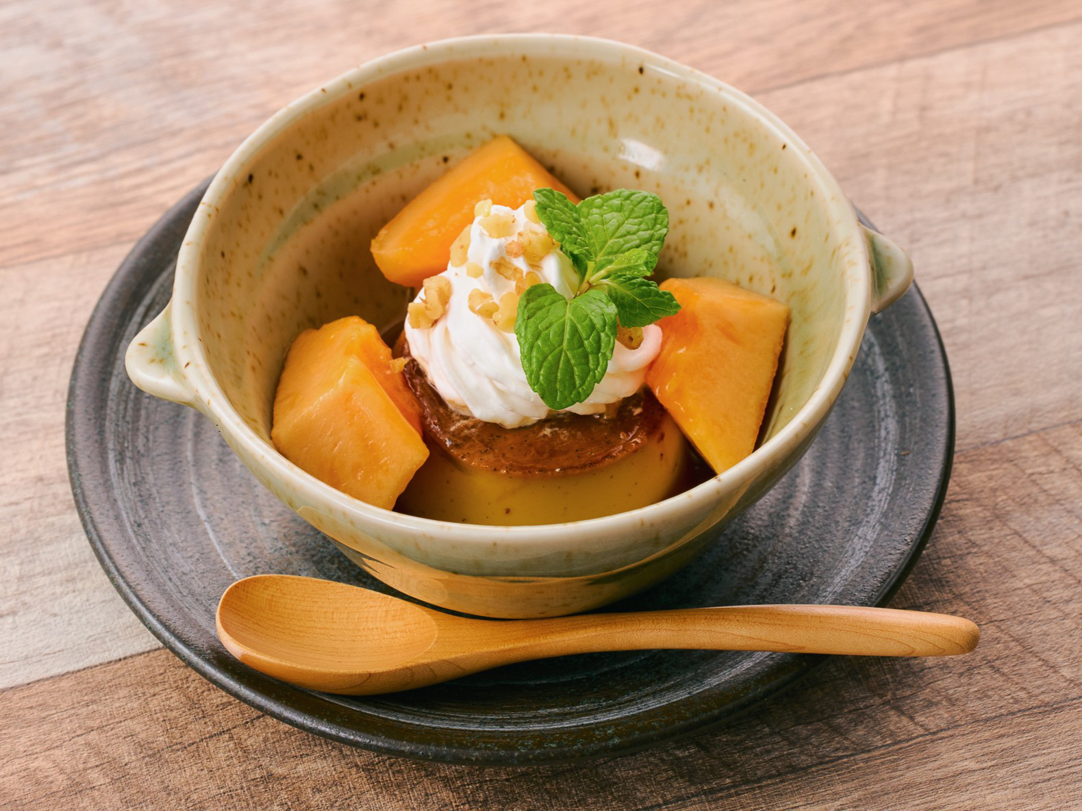 「赤肉メロンのプリンアラモード」（549円）