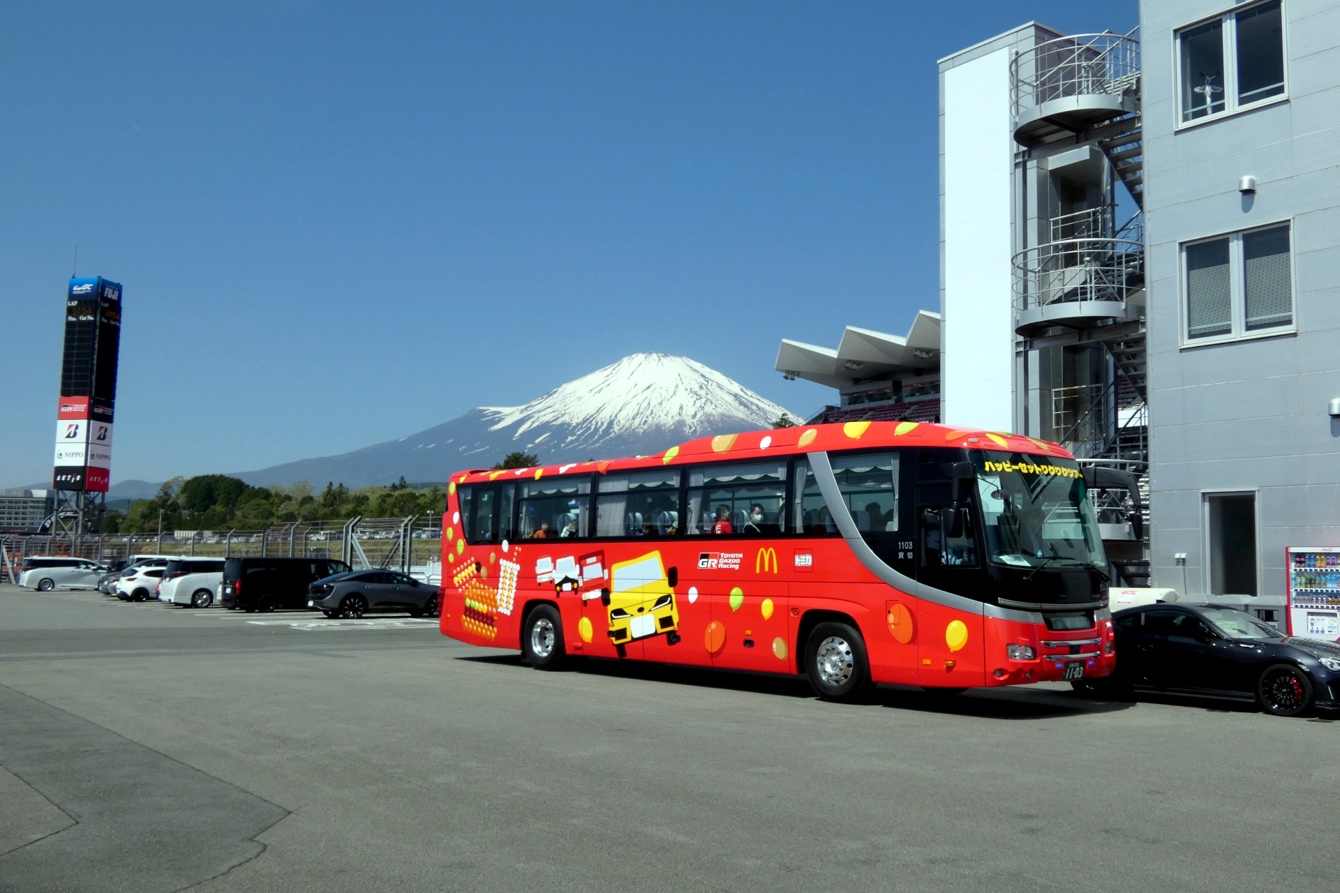 「ハッピーセット ワクワクツアー」参加者を乗せたラッピングバス