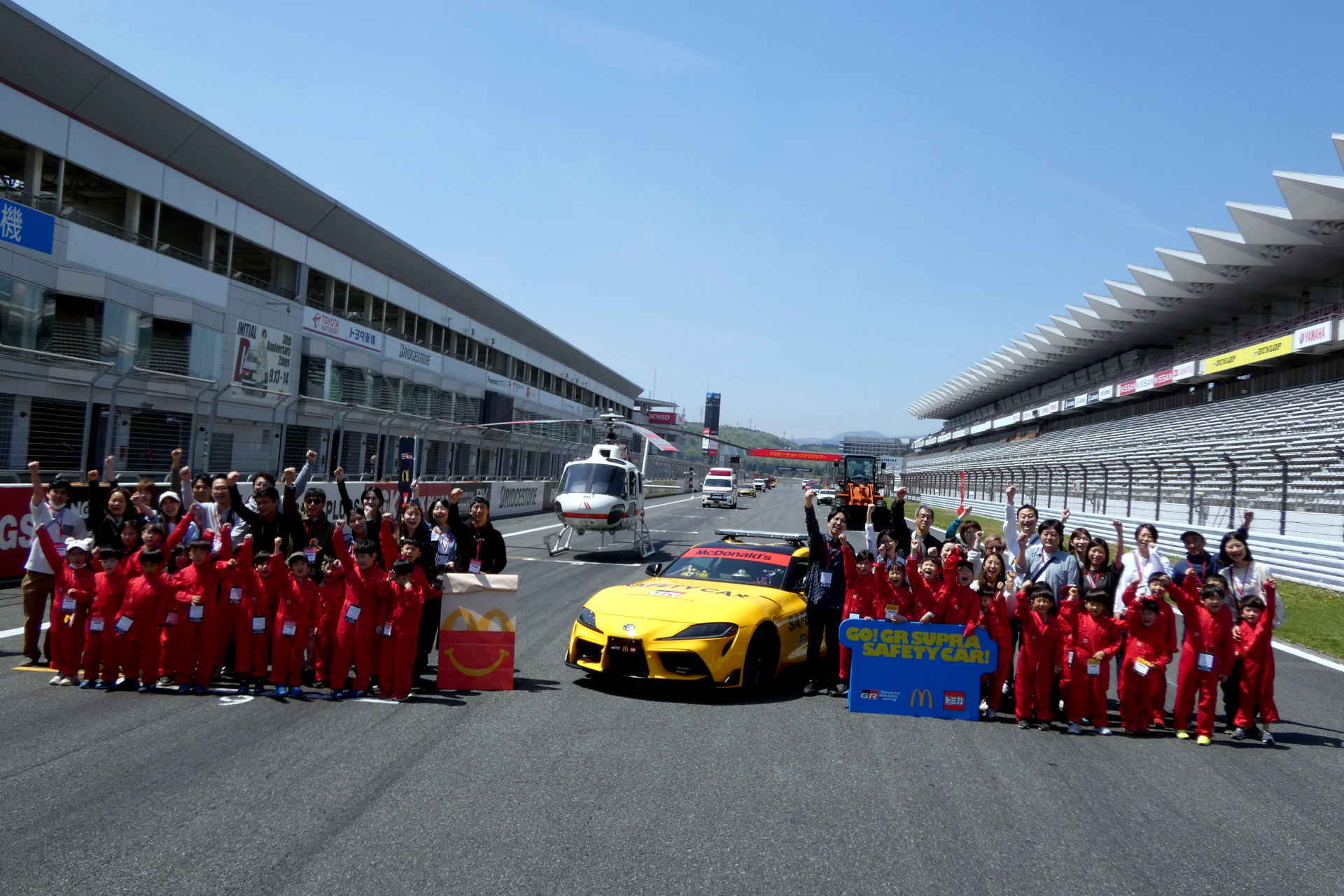 参加者はツナギに着替え、ホームストレートに並んだ働くクルマを見学