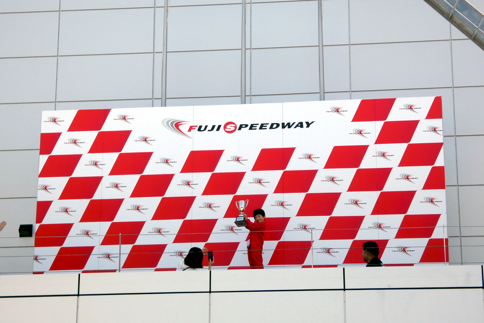 本物のポディウムで表彰式も体験