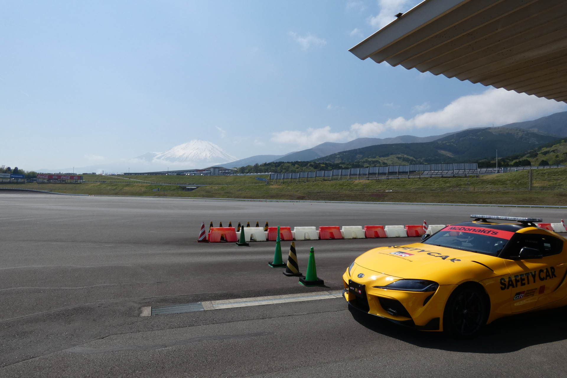 プロドライバーが運転する「トヨタ GRスープラ セーフティーカー」の助手席で同乗体験