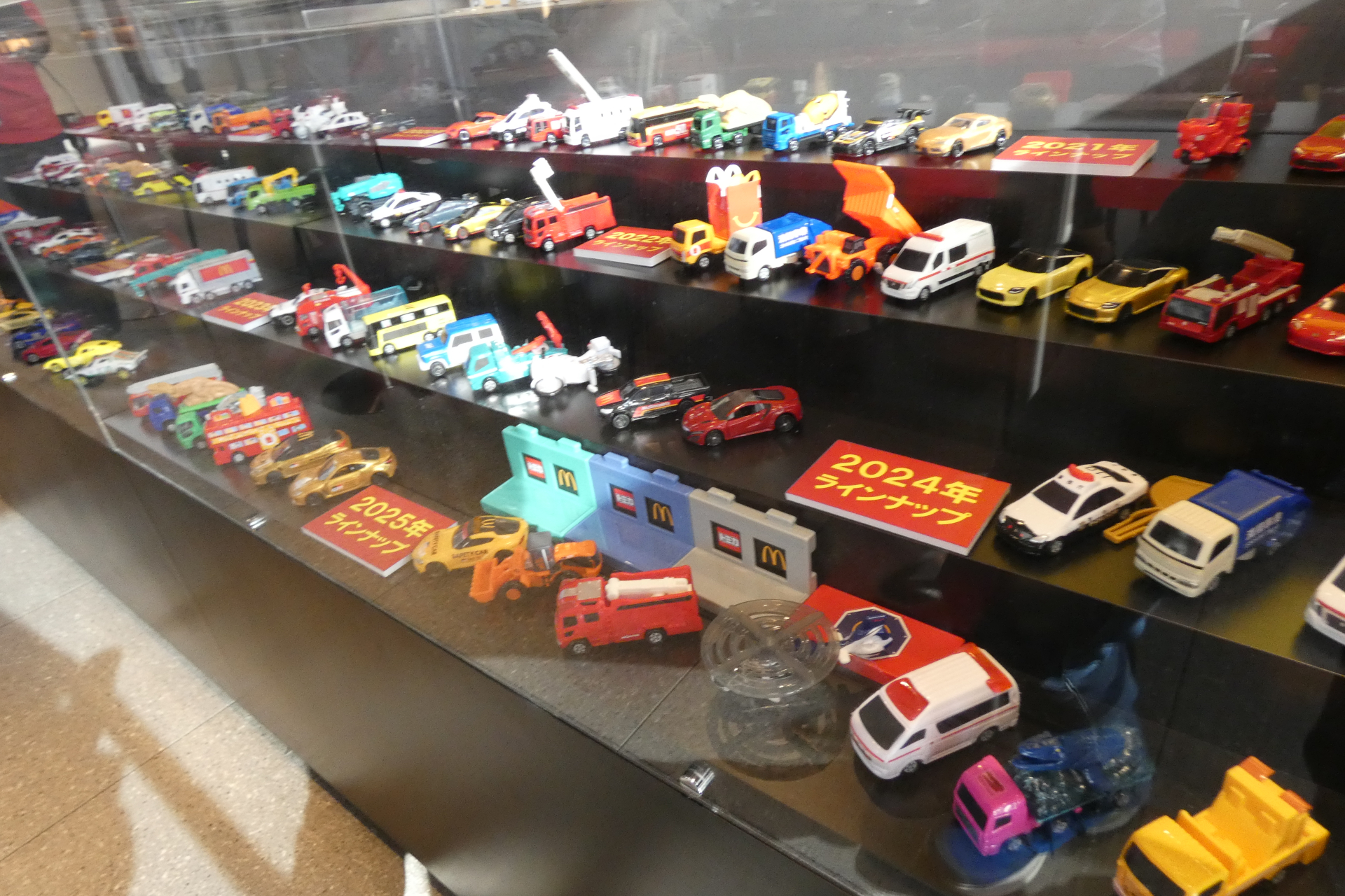 店内には歴代のハッピーセット「トミカ」が展示されている
