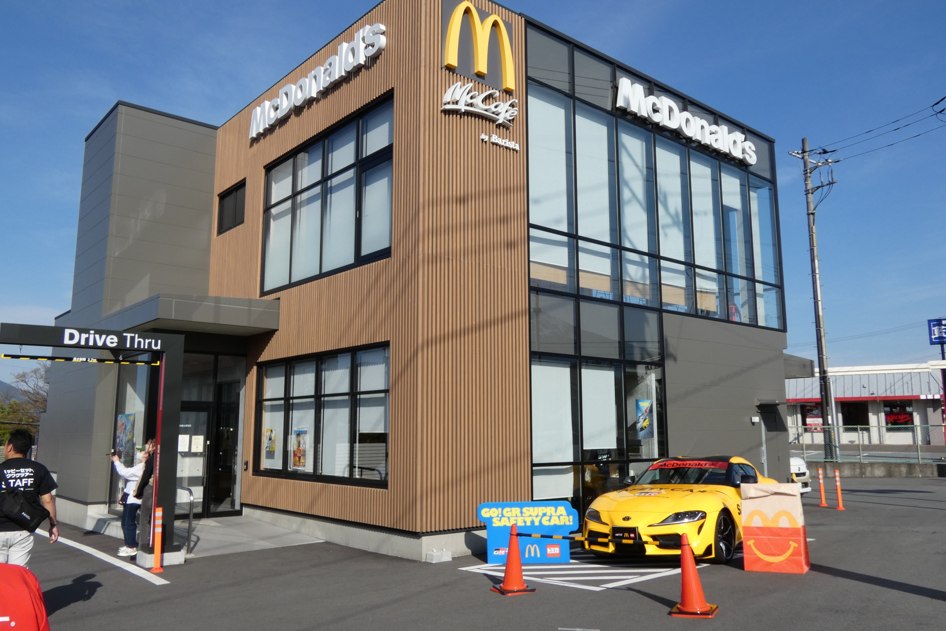 マクドナルド139富士吉田店には、5月3日までセーフティーカーラッピングのGRスープラが展示されている