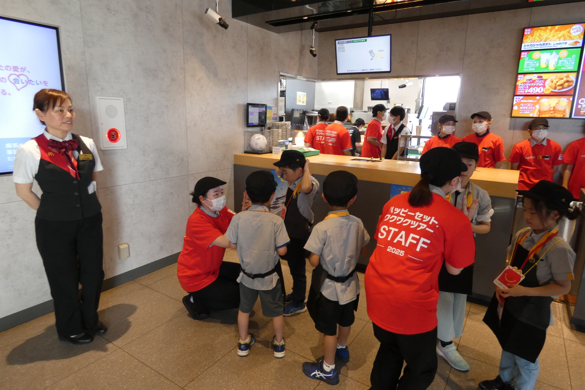 店舗スタッフの衣装に着替えて「マックアドベンチャー」体験