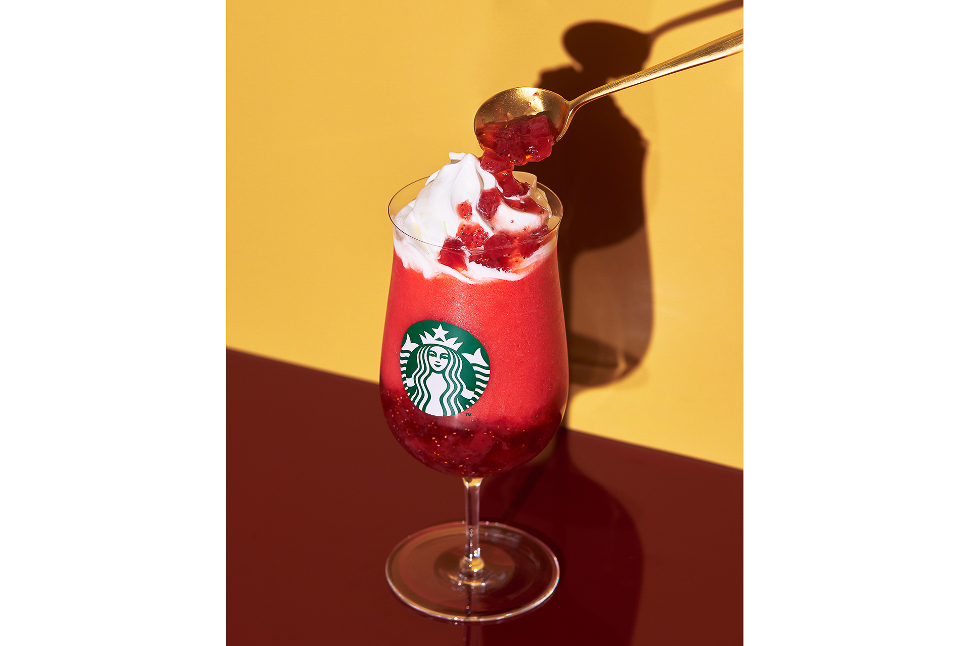 ストロベリー果肉のソースと、果汁入りのやわらかな食感のストロベリージュレを、ホイップクリームの上から重ねている