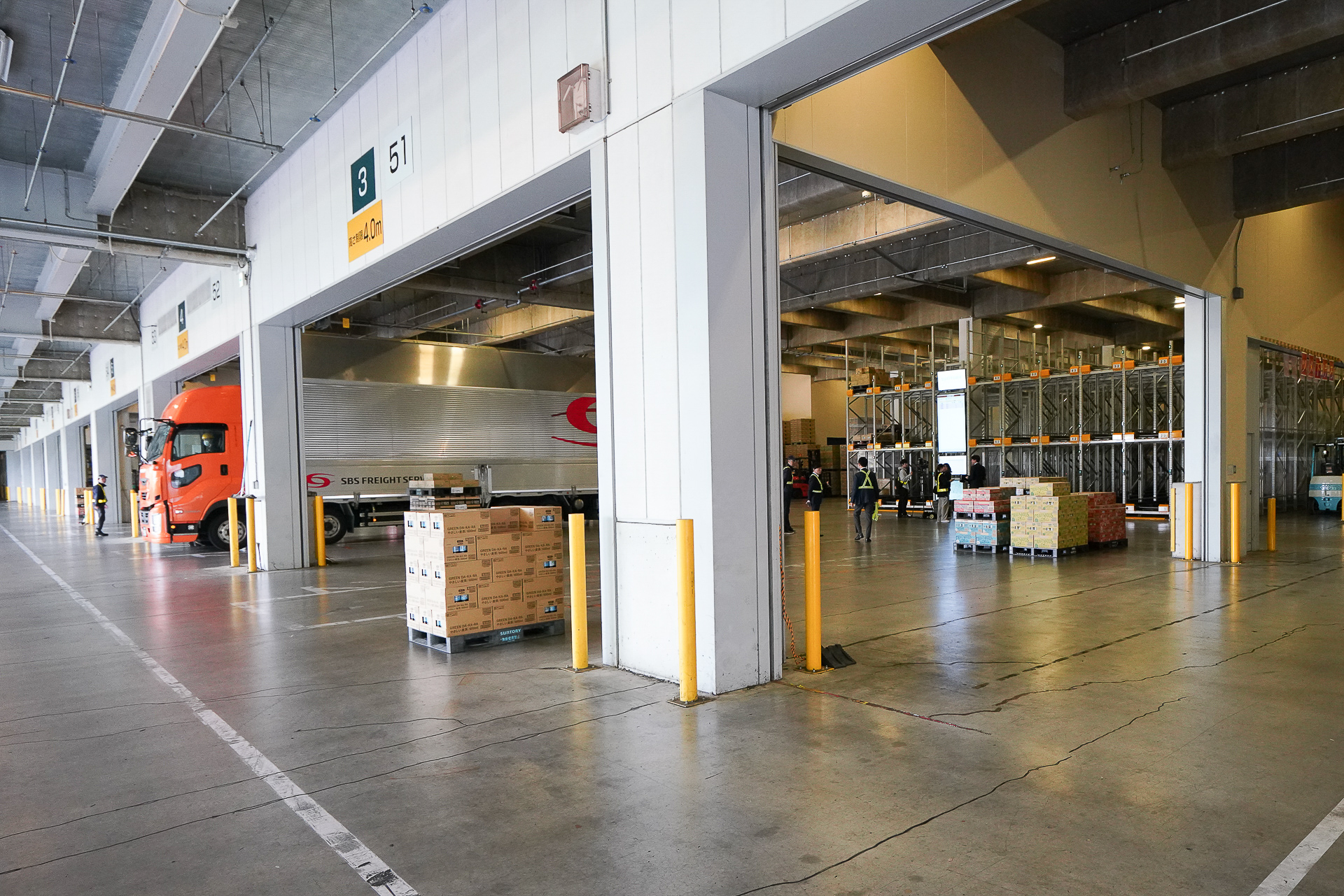 トラックへの積み込み場所の近くにある