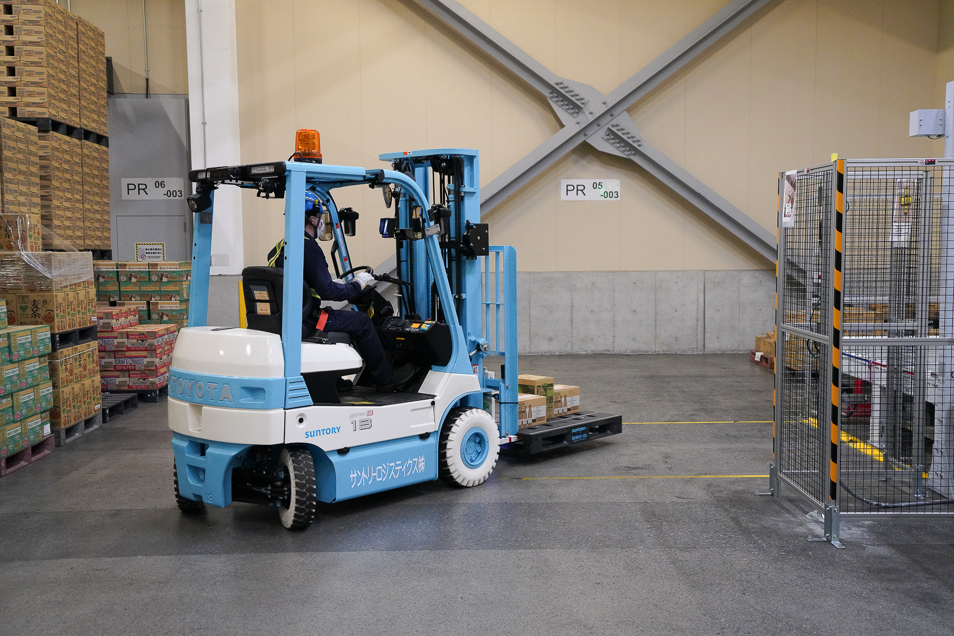 ピッキングの終わったパレットをフォークリフトで投入口へ