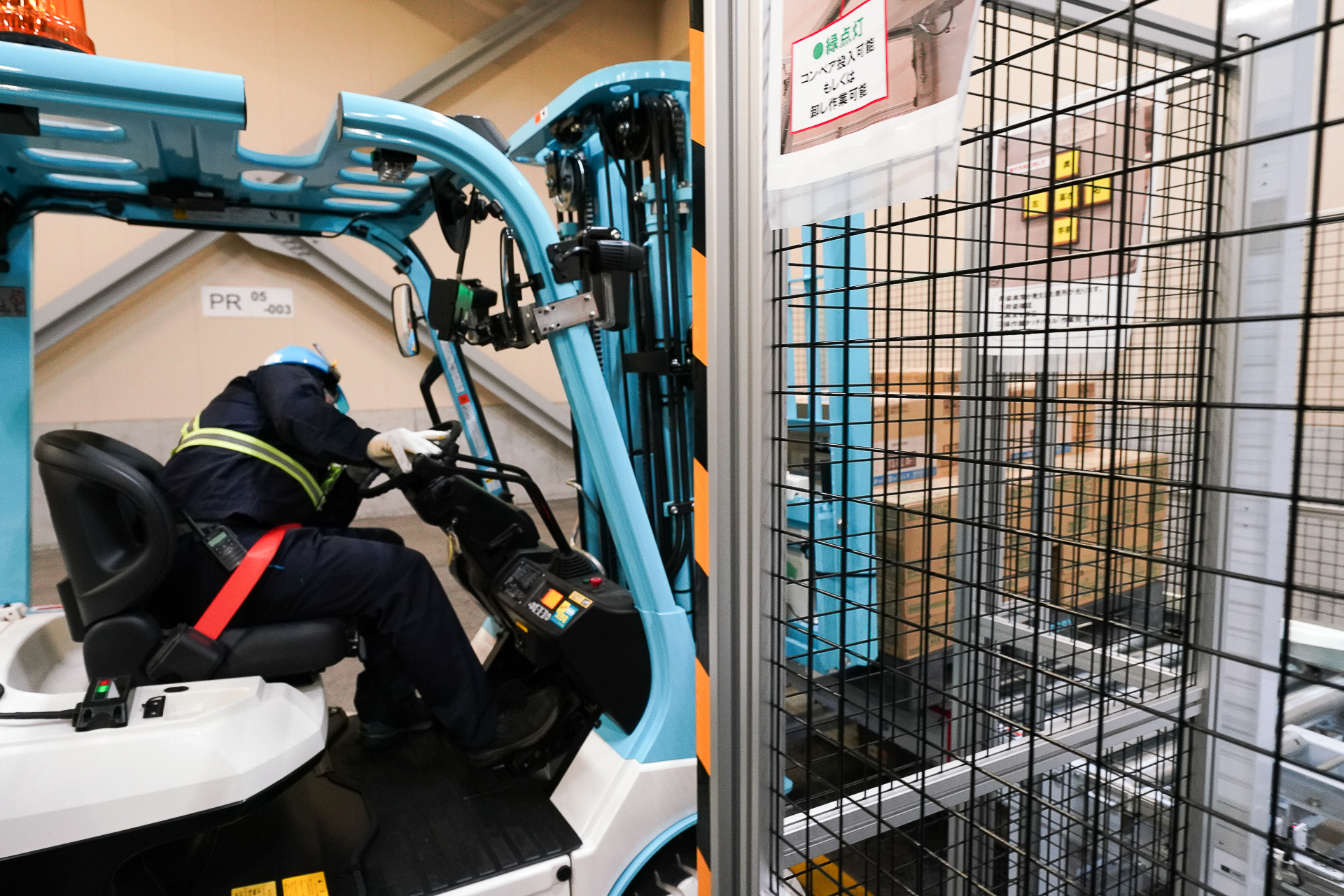 投入口にパレットを乗せた