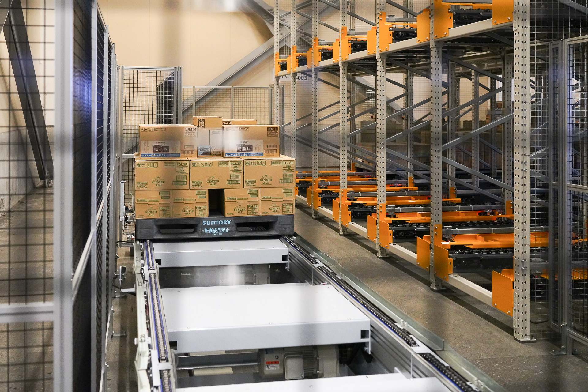 スタッカークレーンの入庫口に向かう　上下に移動させ自動で入庫