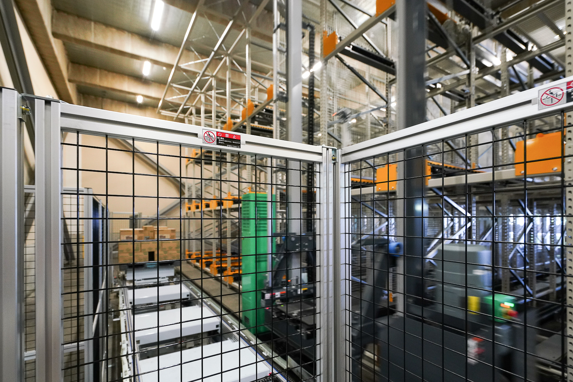 勢いよくスタッカークレーンが向かう