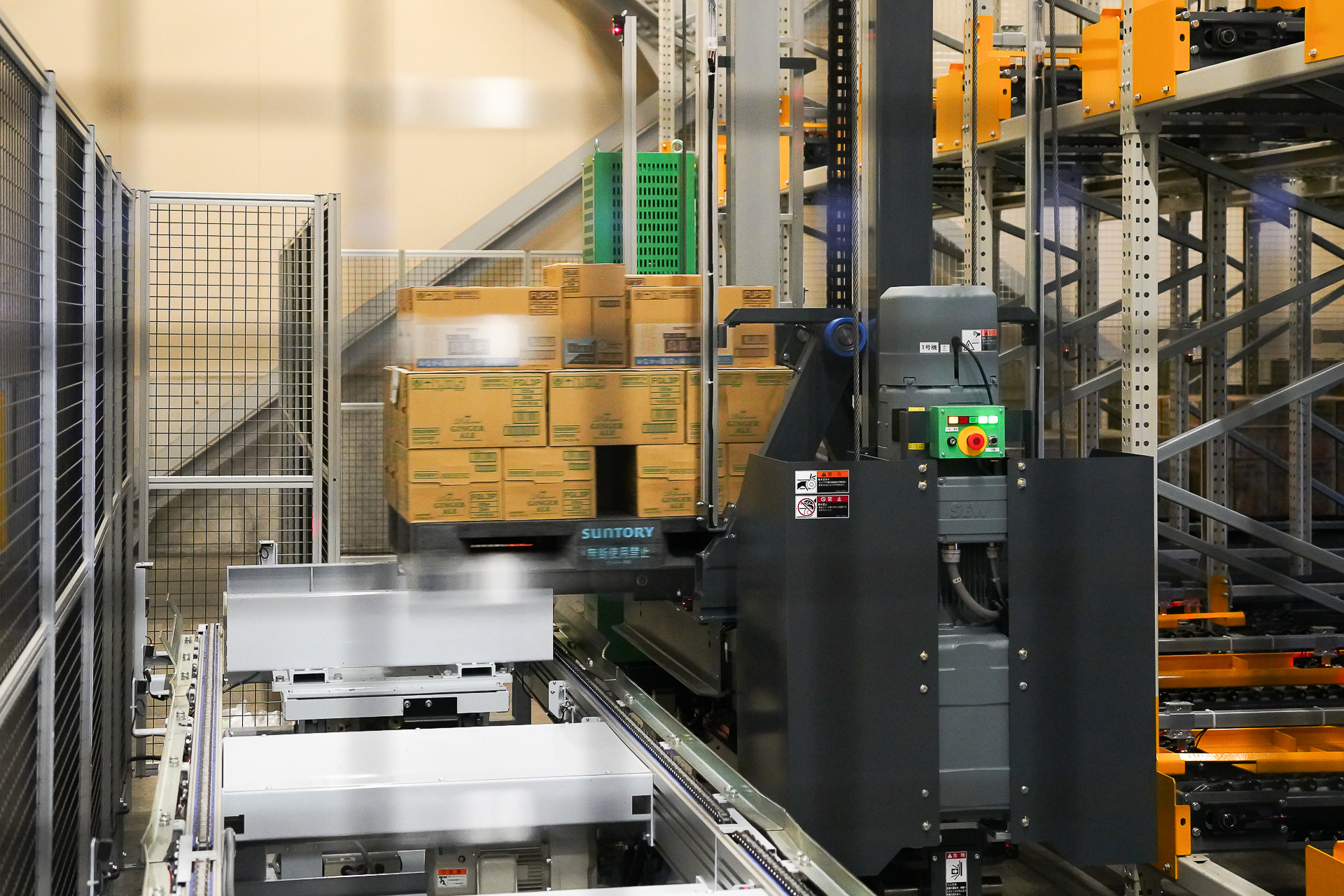 スタッカークレーンには自動で乗せられる