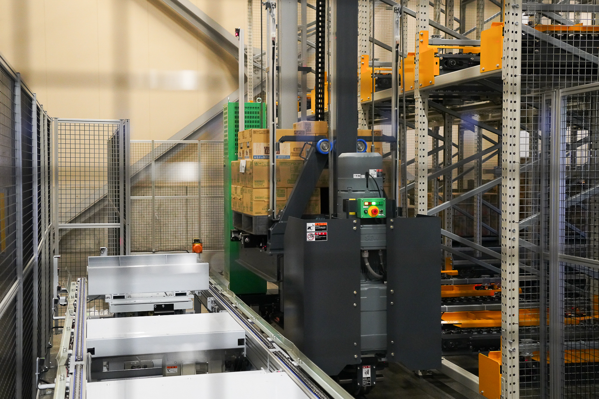 パレットがスタッカークレーンに乗った