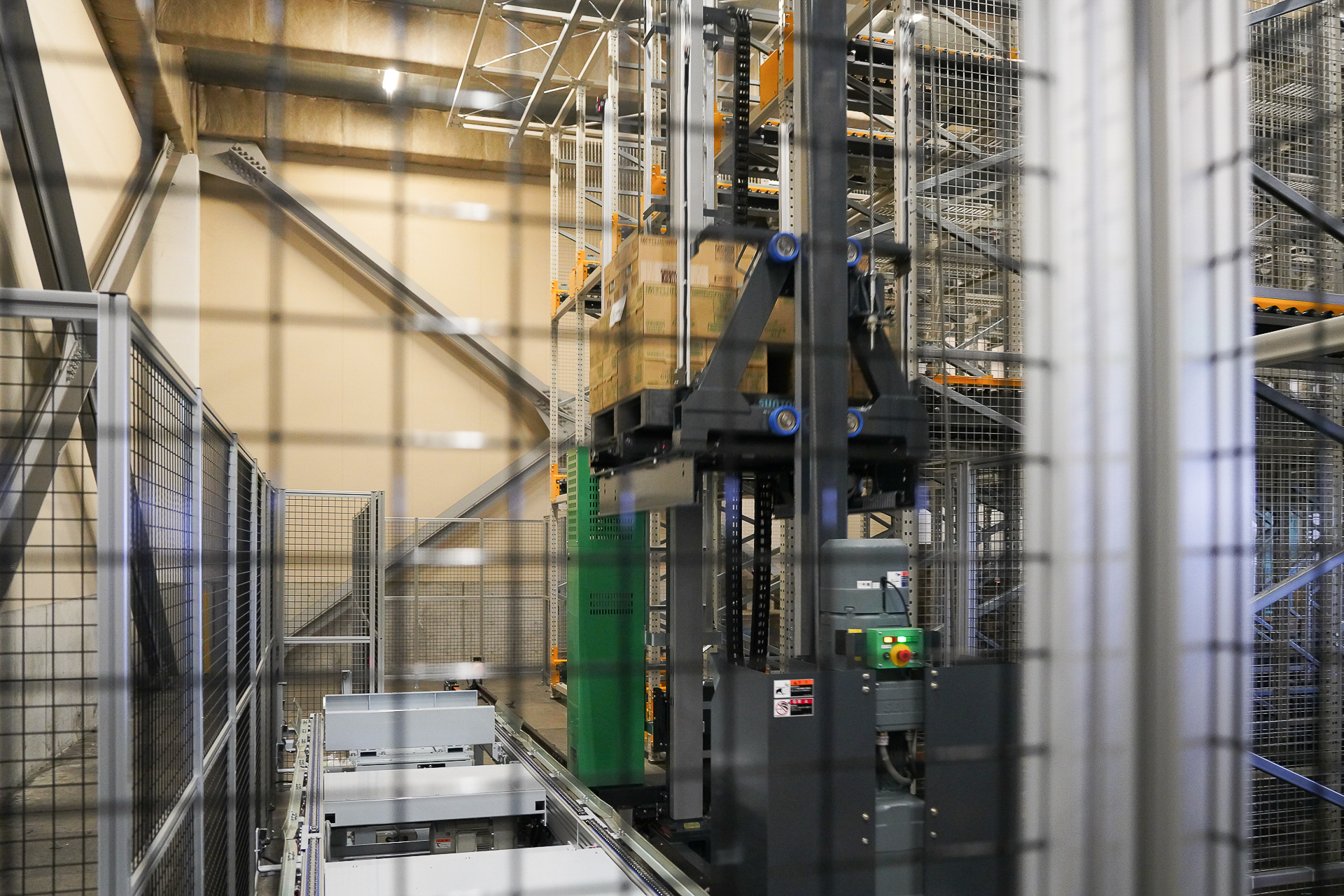 スタッカークレーンがラック間口に向かっていく