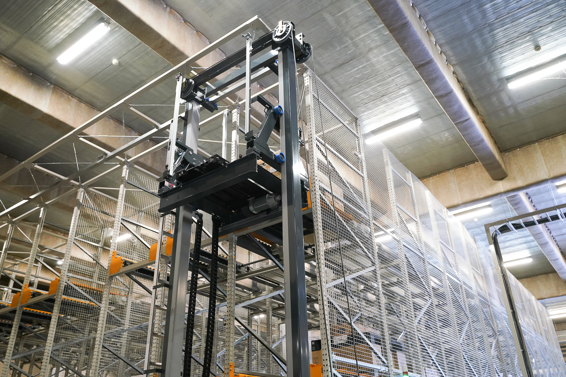 QRコードで指示された間口に自動投入される