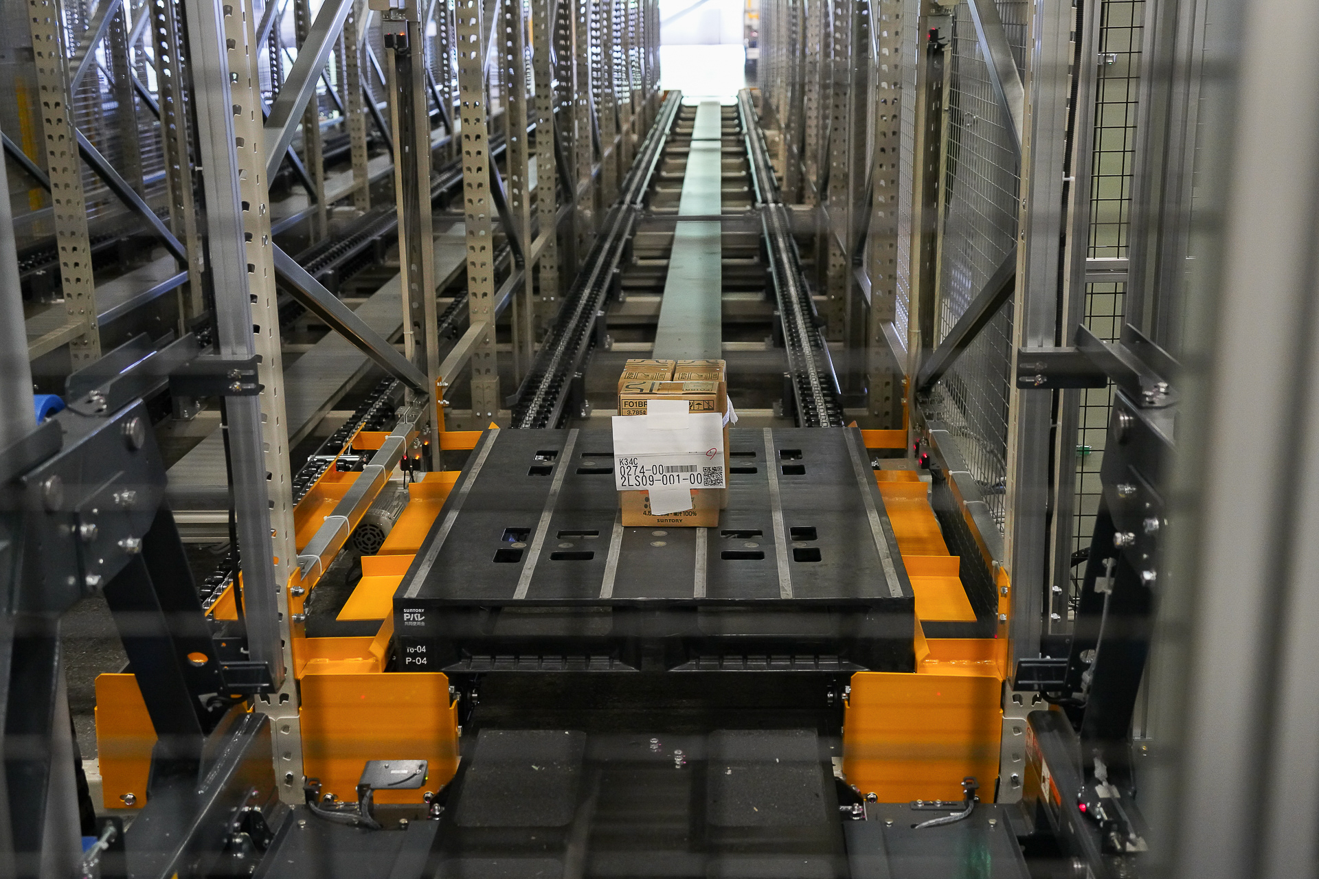 そのままラック内を進んでいく。これは最下段のようす