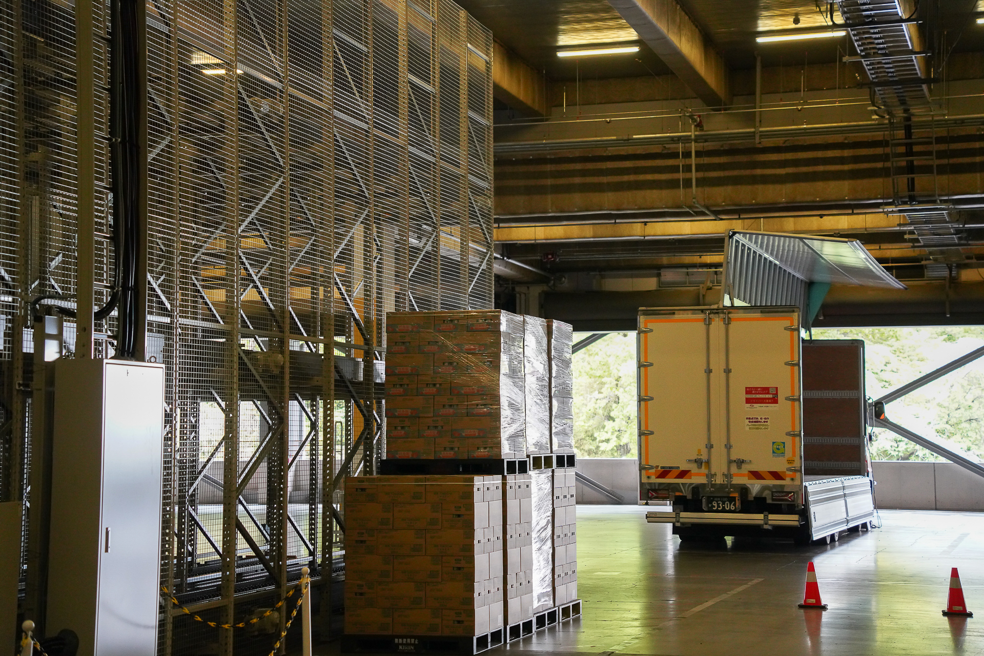 先にはトラックが待機している