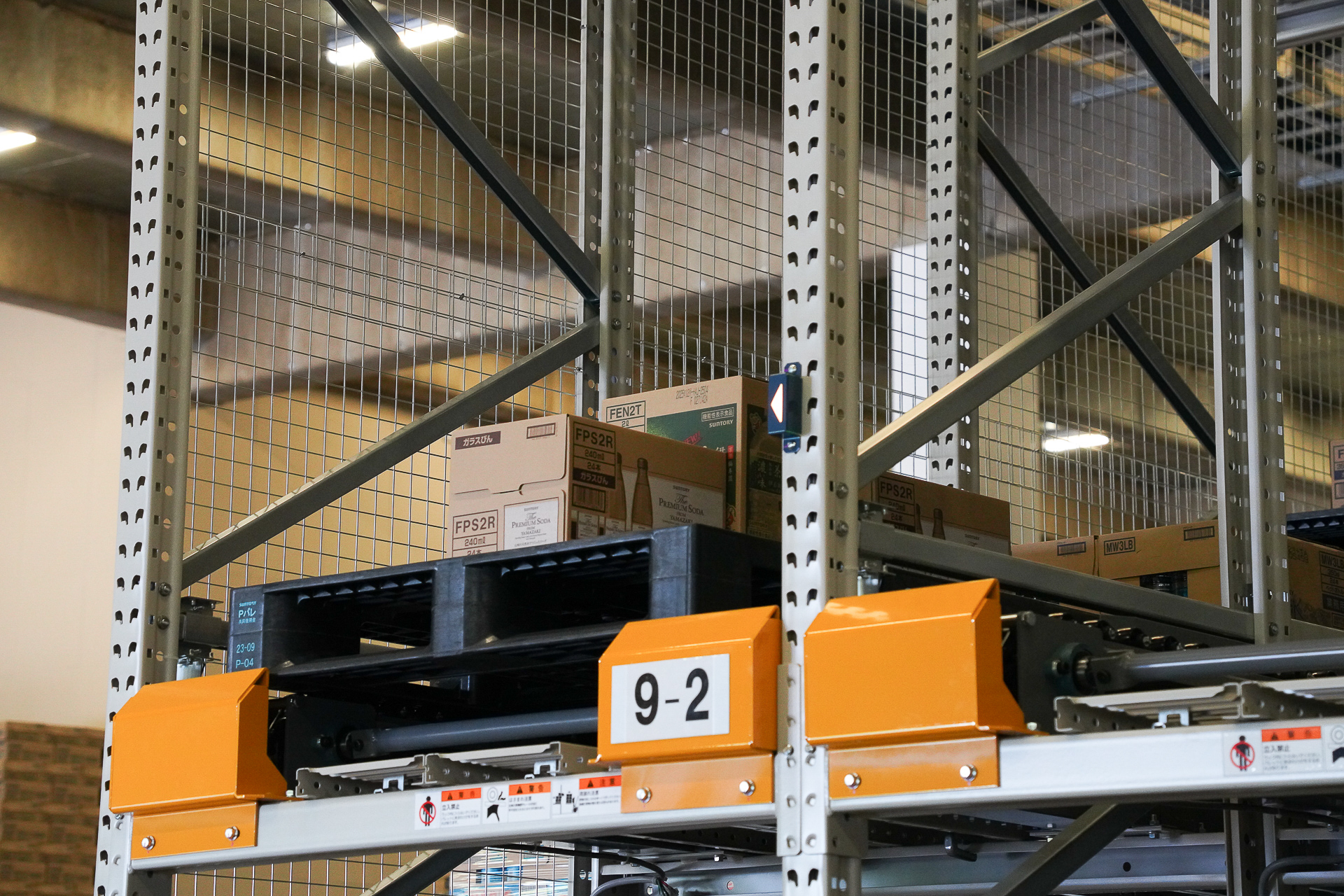 パレットが先まで到着。搬入可能になると。オレンジのランプで知らせる