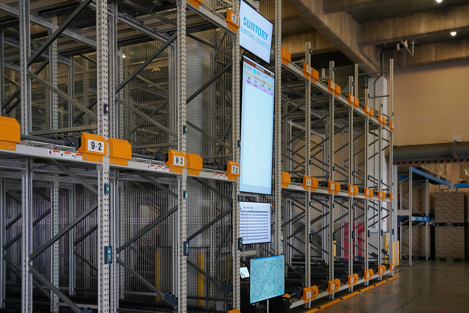 トラックに乗せるための指示をするモニターがある