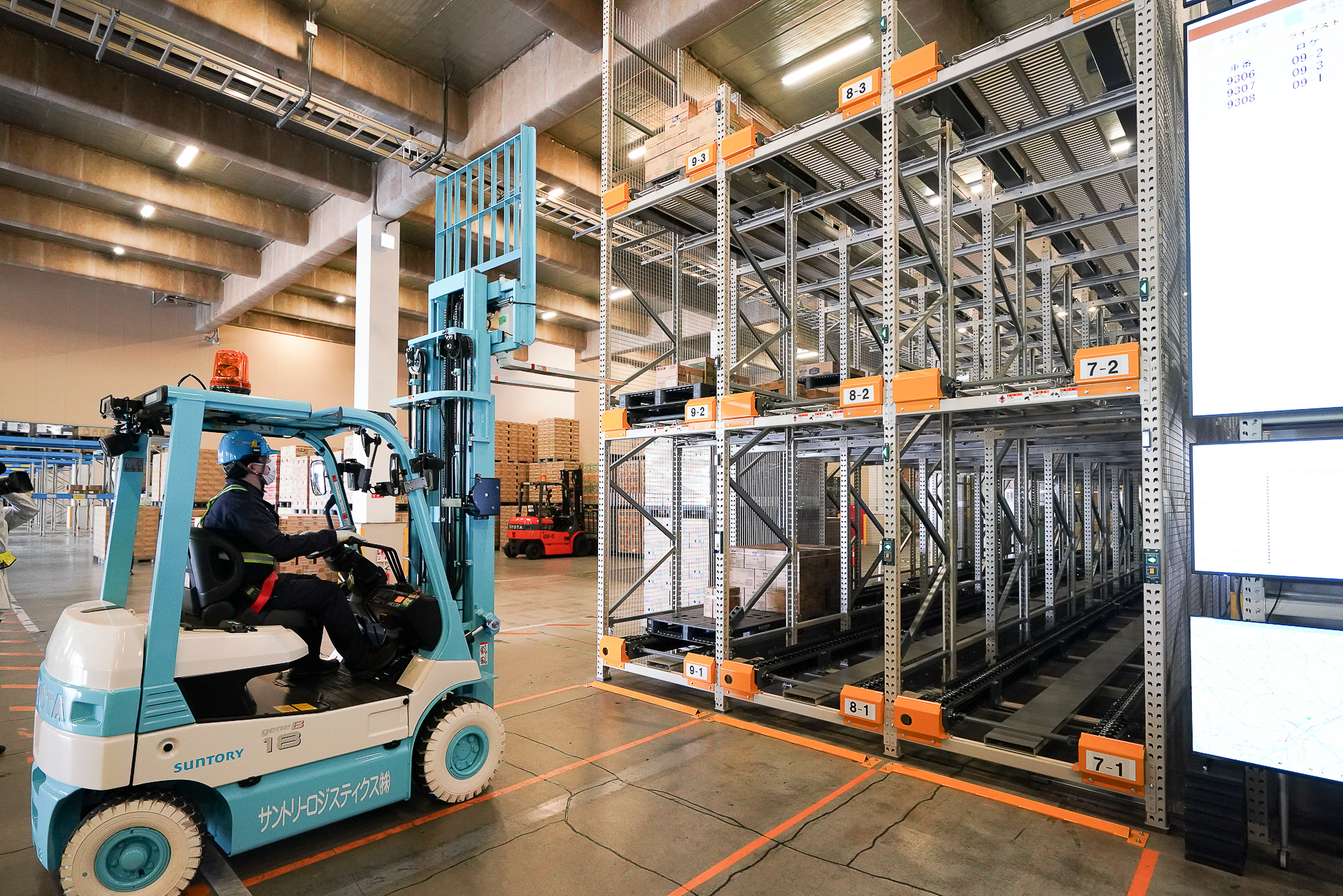 フォークリフトで向かう