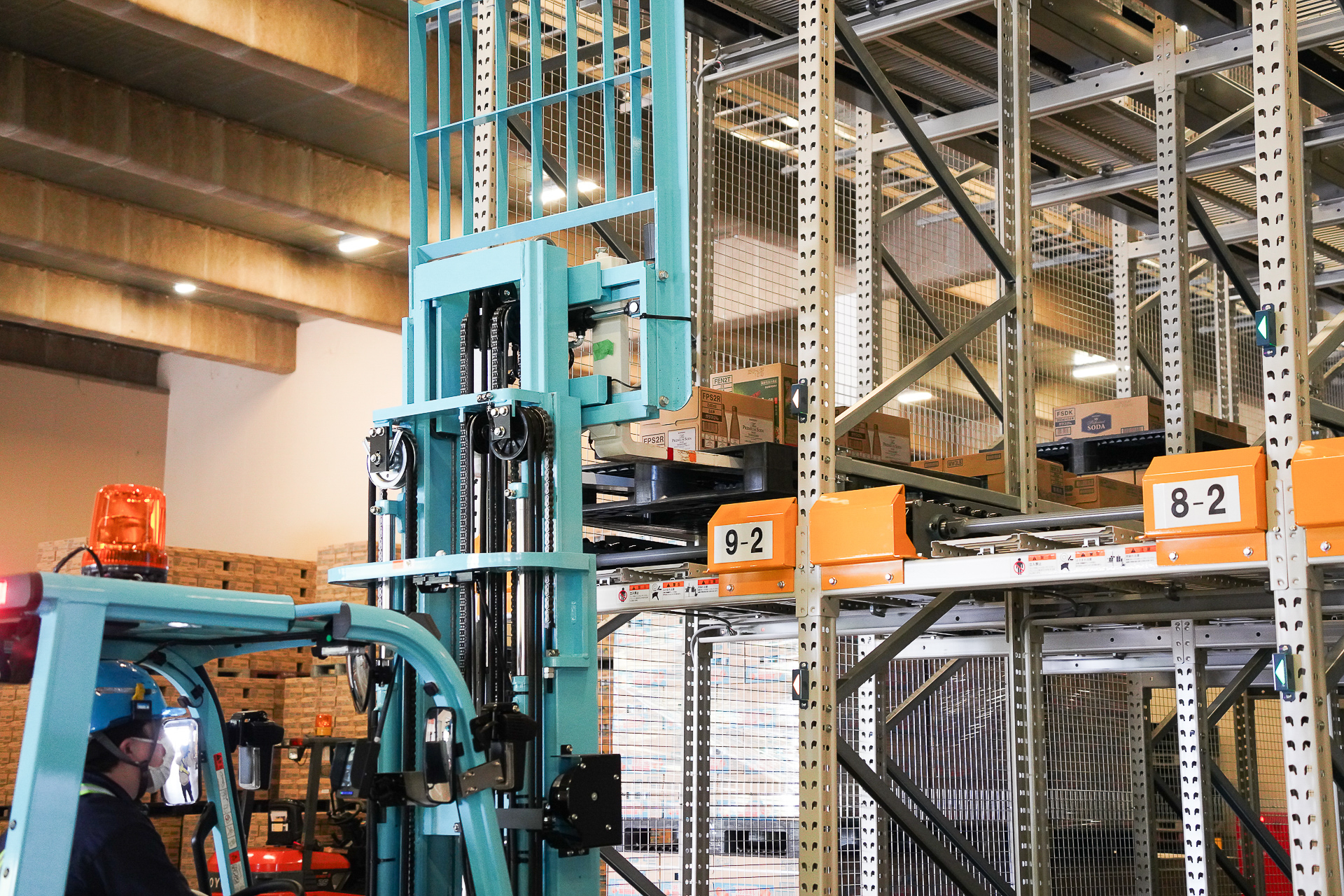 最上段間口に到着したパレットを運び出す