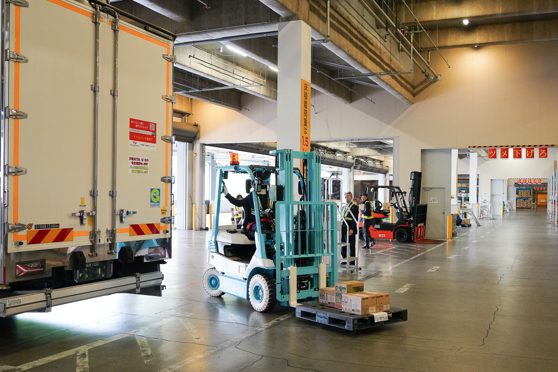 バックでトラックに向かっている