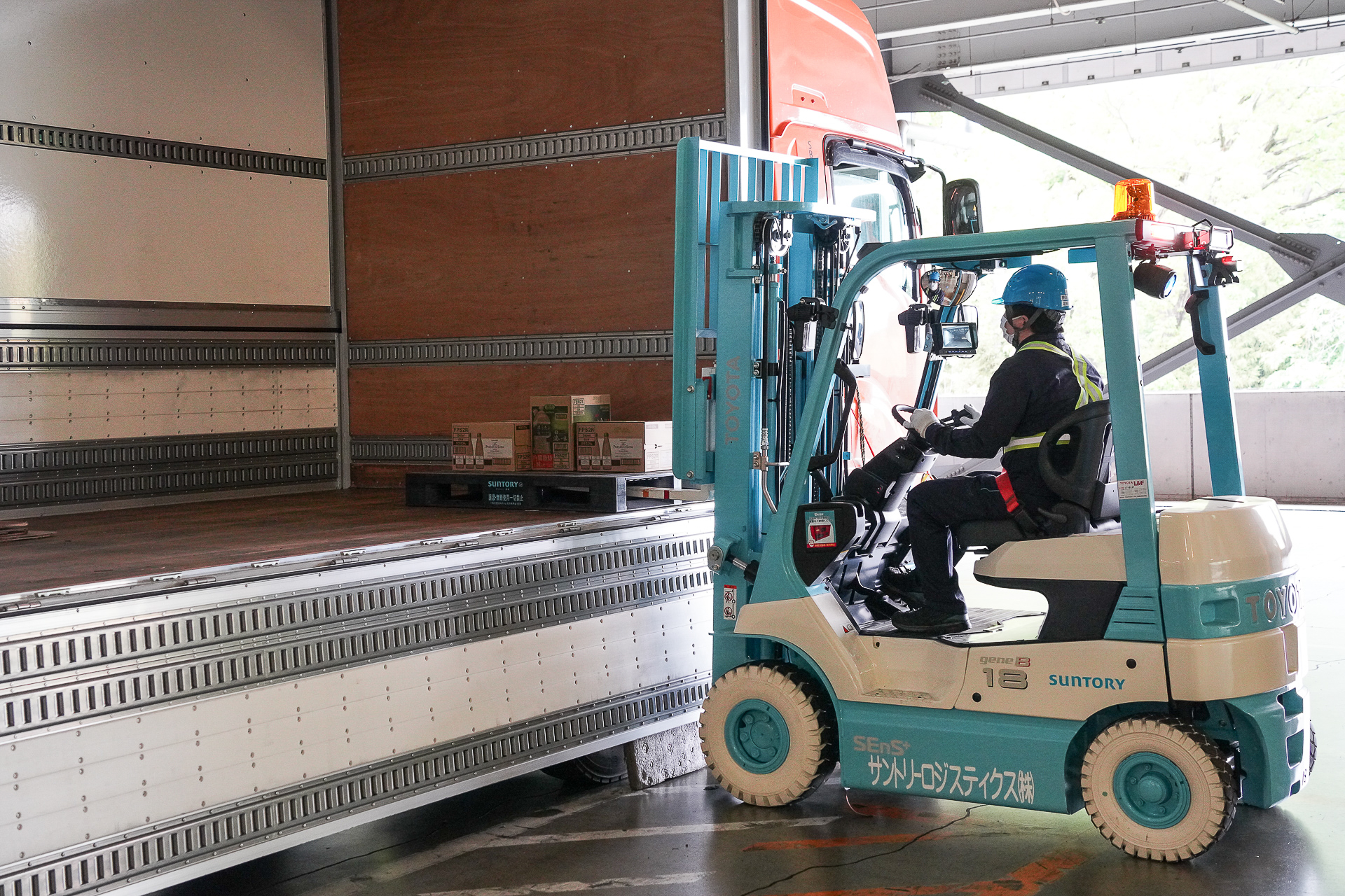 トラックに積み込み完了