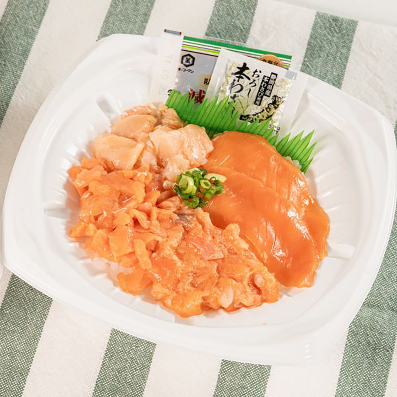 「サーモン三昧丼」（598円）