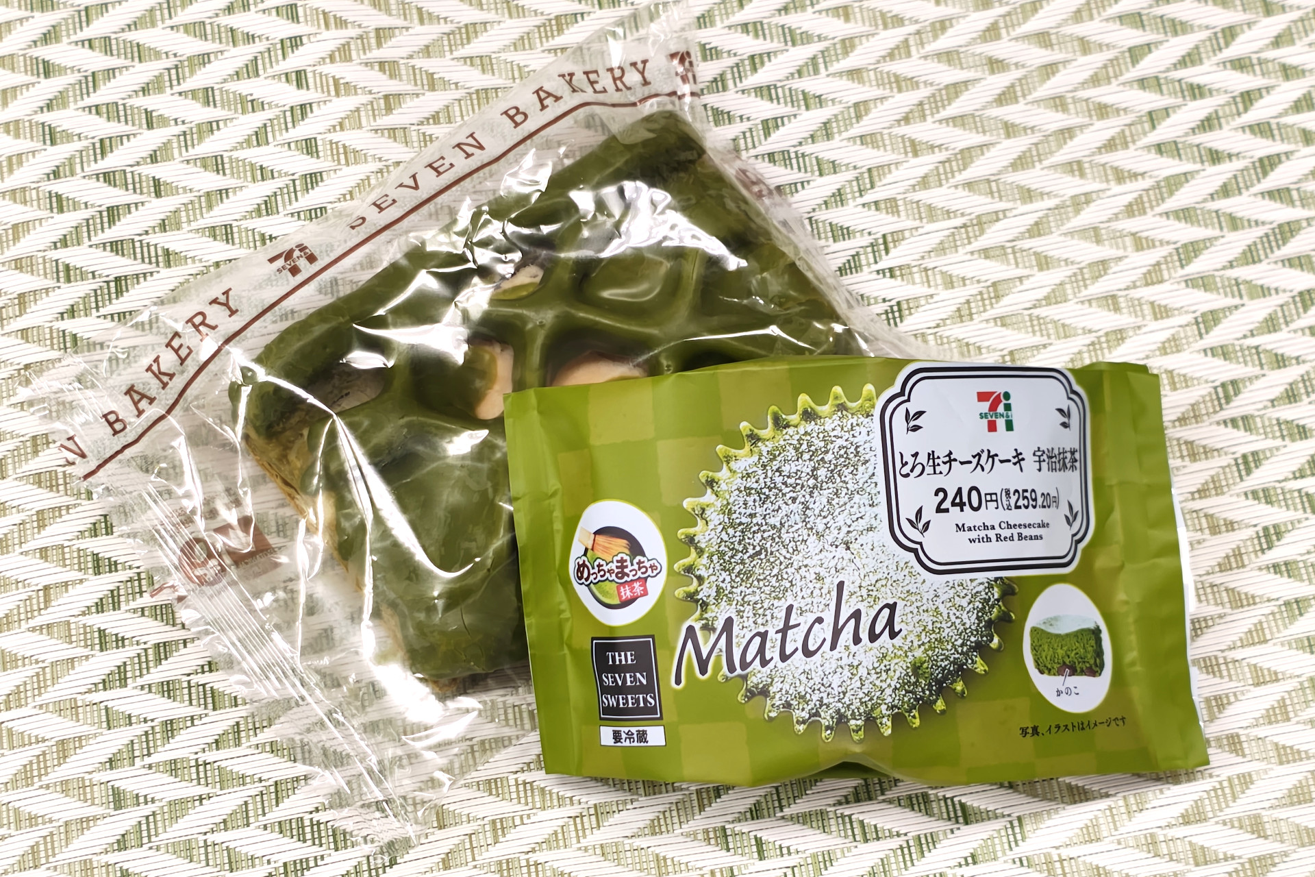 お菓子といえば、日本らしい抹茶系も人気。こちらはインバウンド需要を見越して開発商品ではないが、パッケージをリニューアルした際に「Matcha」表記を入れてアピールしている