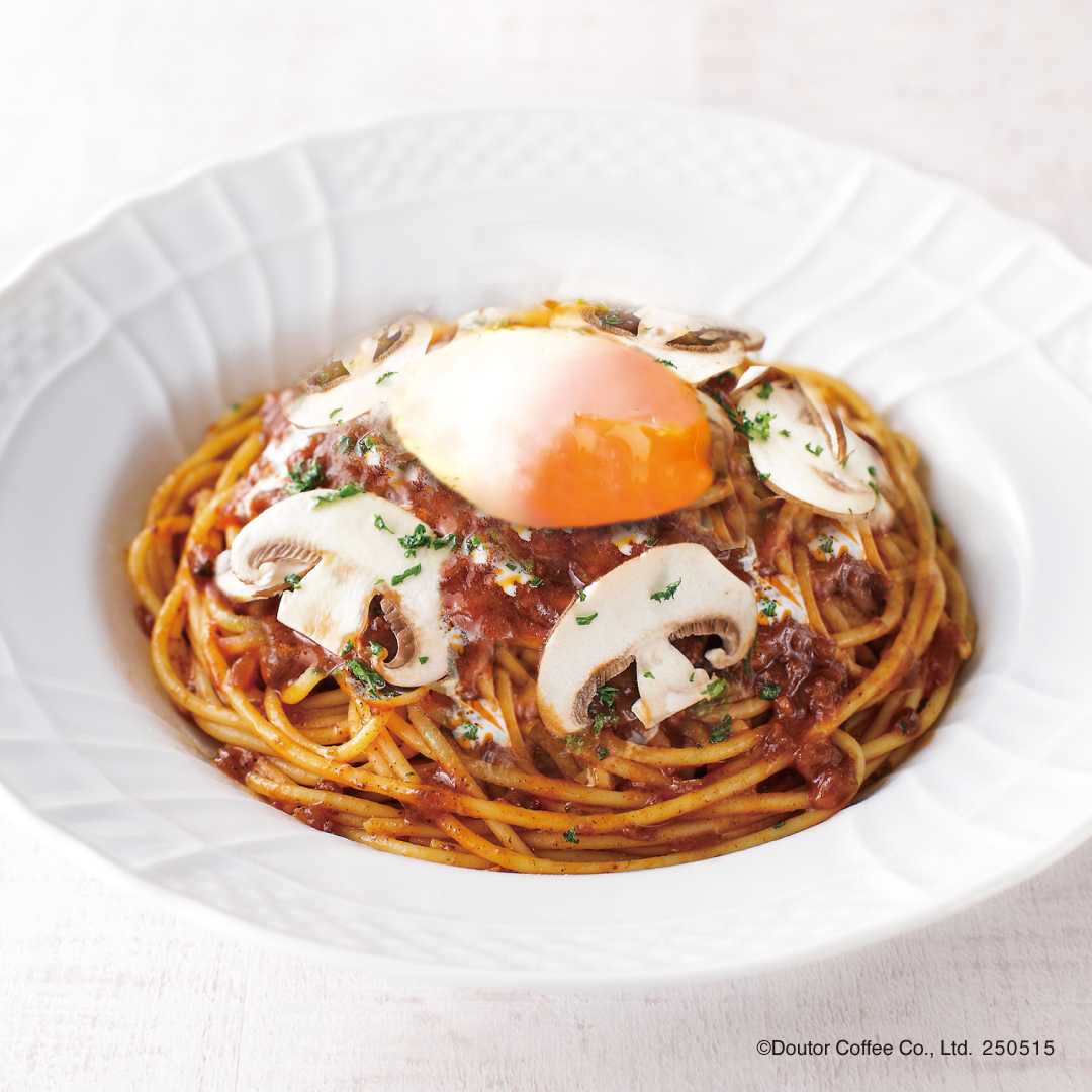 「半熟卵の黒ボロネーゼ ～トリュフオイル使用～」（1020円）