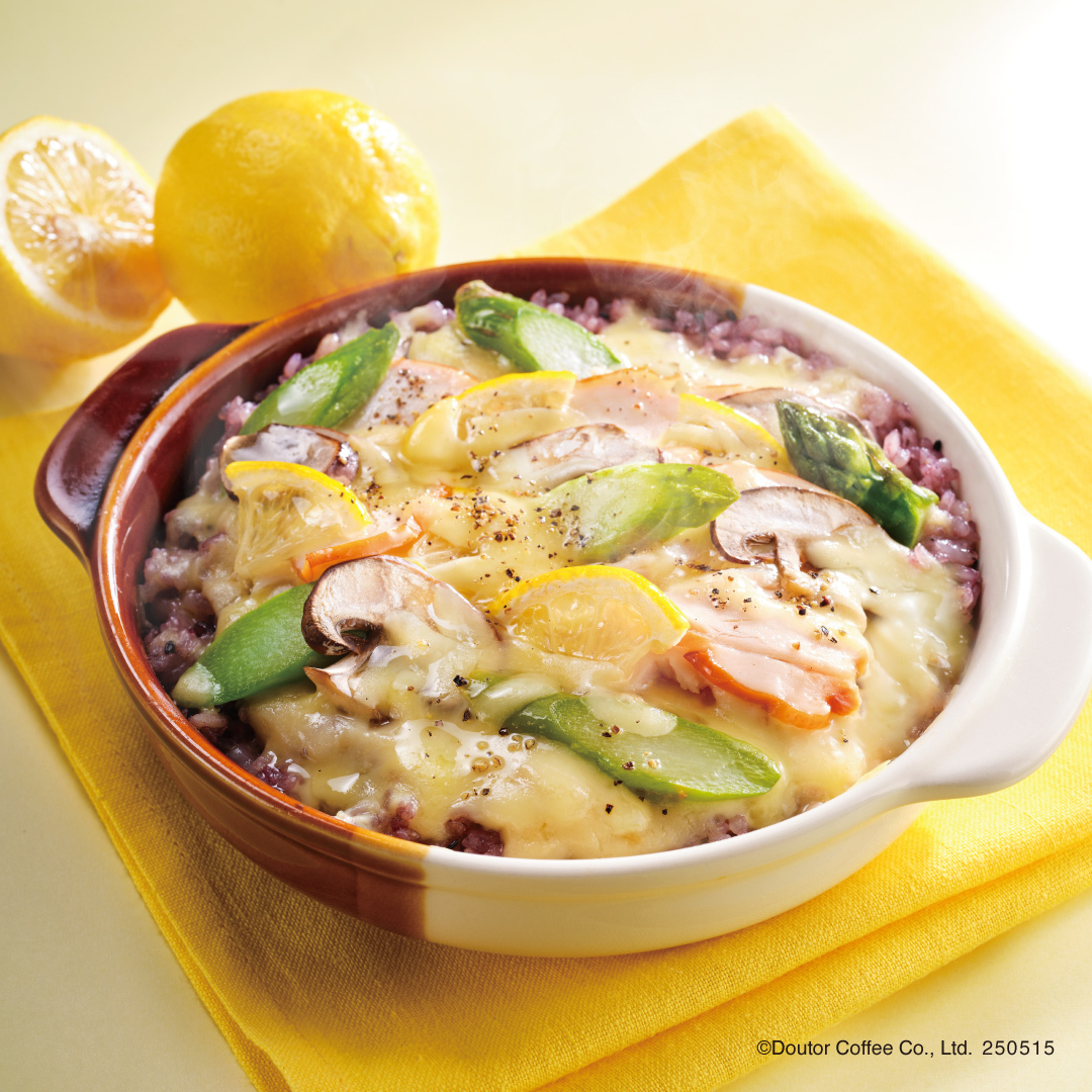 「スモークチキンとアスパラのレモンクリーミードリア」（880円）