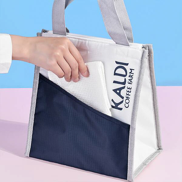 ホワイトにネイビーでロゴをあしらい保冷機能を備えたトートバッグ