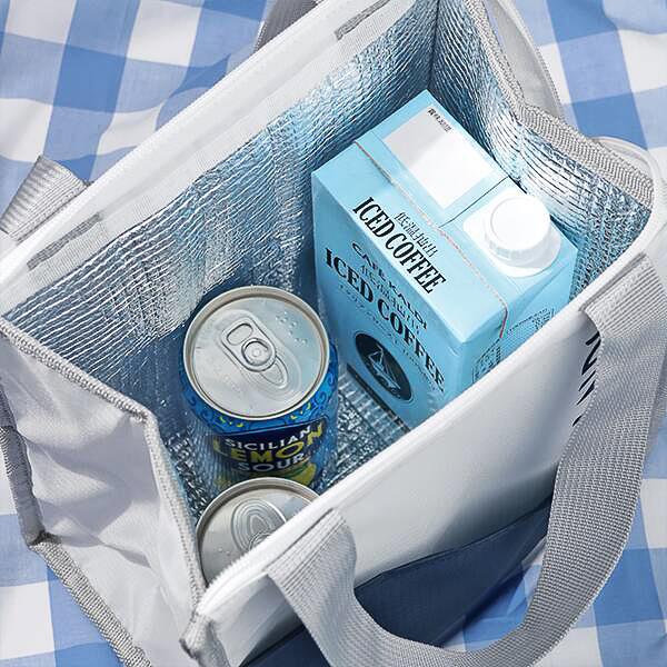 ホワイトにネイビーでロゴをあしらい保冷機能を備えたトートバッグ