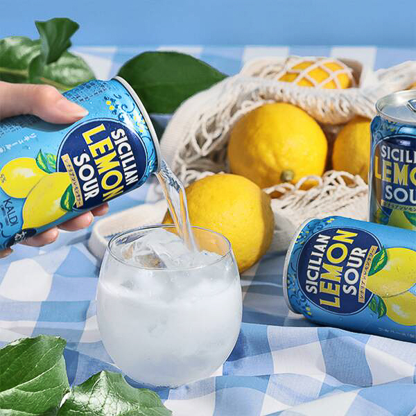 オーガニックレモンそのものの厚みのある風味と酸味、ちょっぴりほろ苦いピール感が楽しめるという「シチリアンレモンサワー」