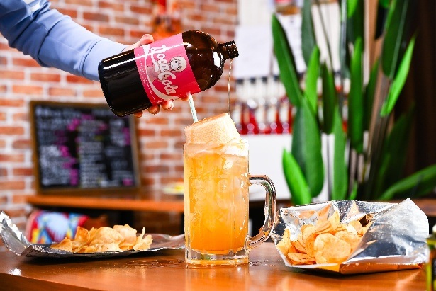 ドカ食いダイスキ！もちづきさん」のコーラ「ドカ・コーラ」（3055kcal