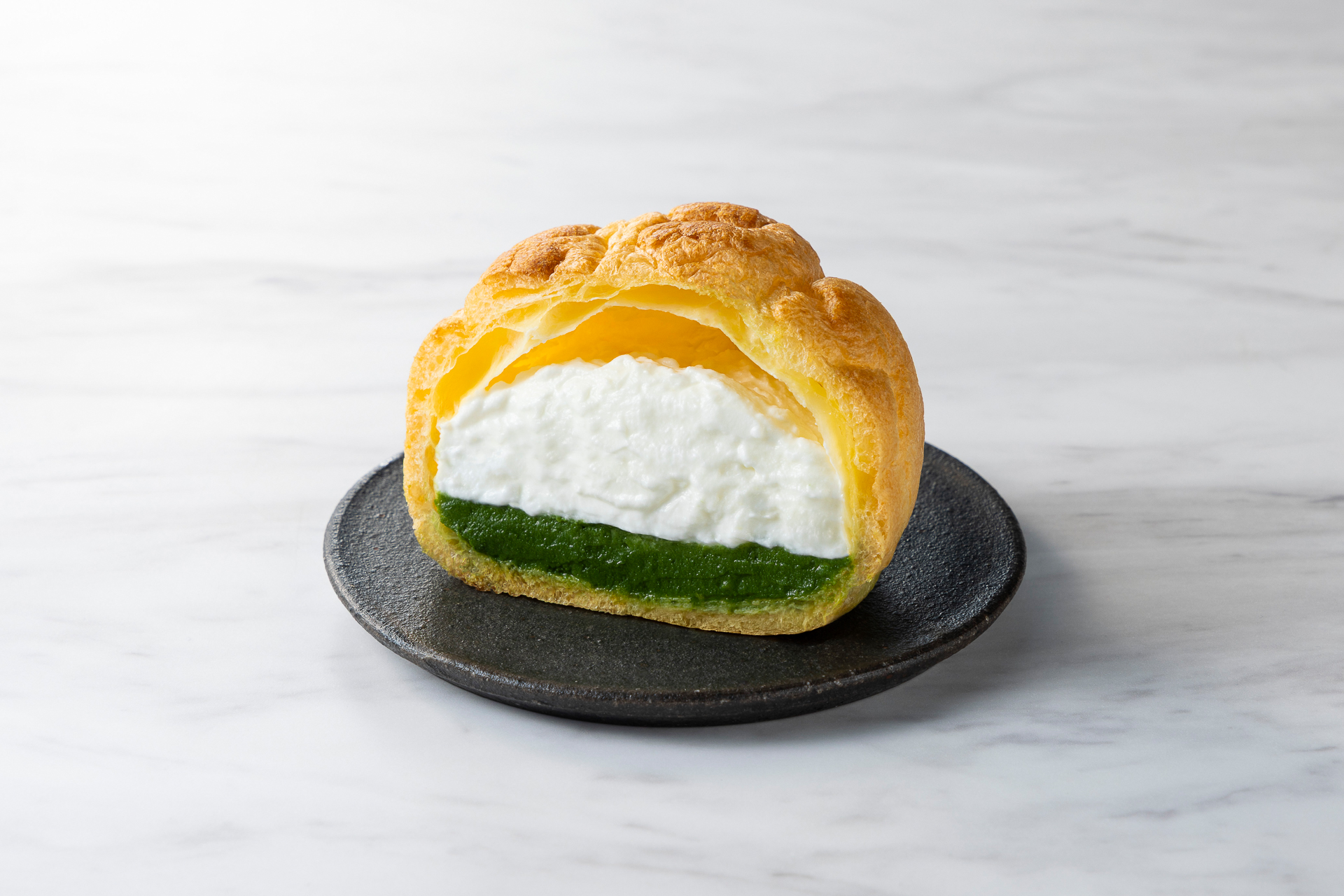 たっぷりホイップのダブルシュー宇治抹茶