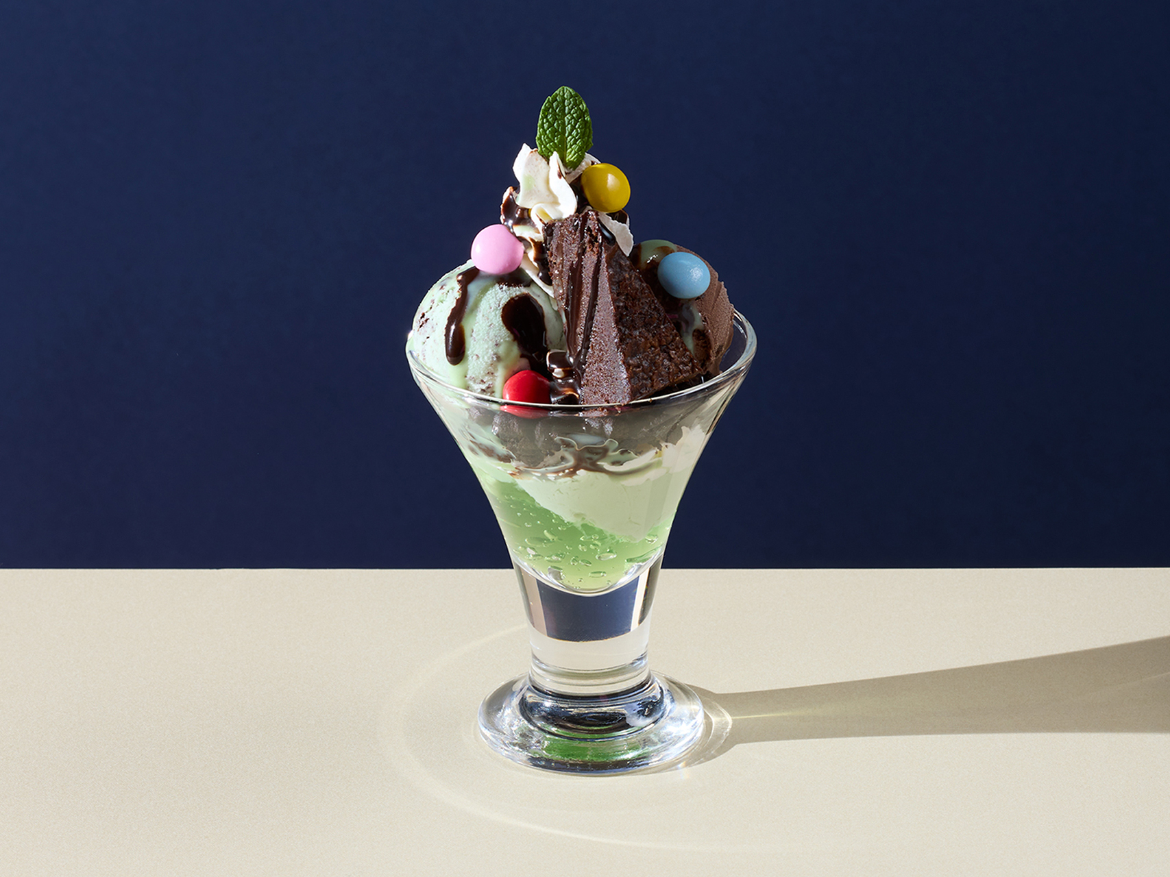 「ミニ！チョコミン党パフェ」（539円）