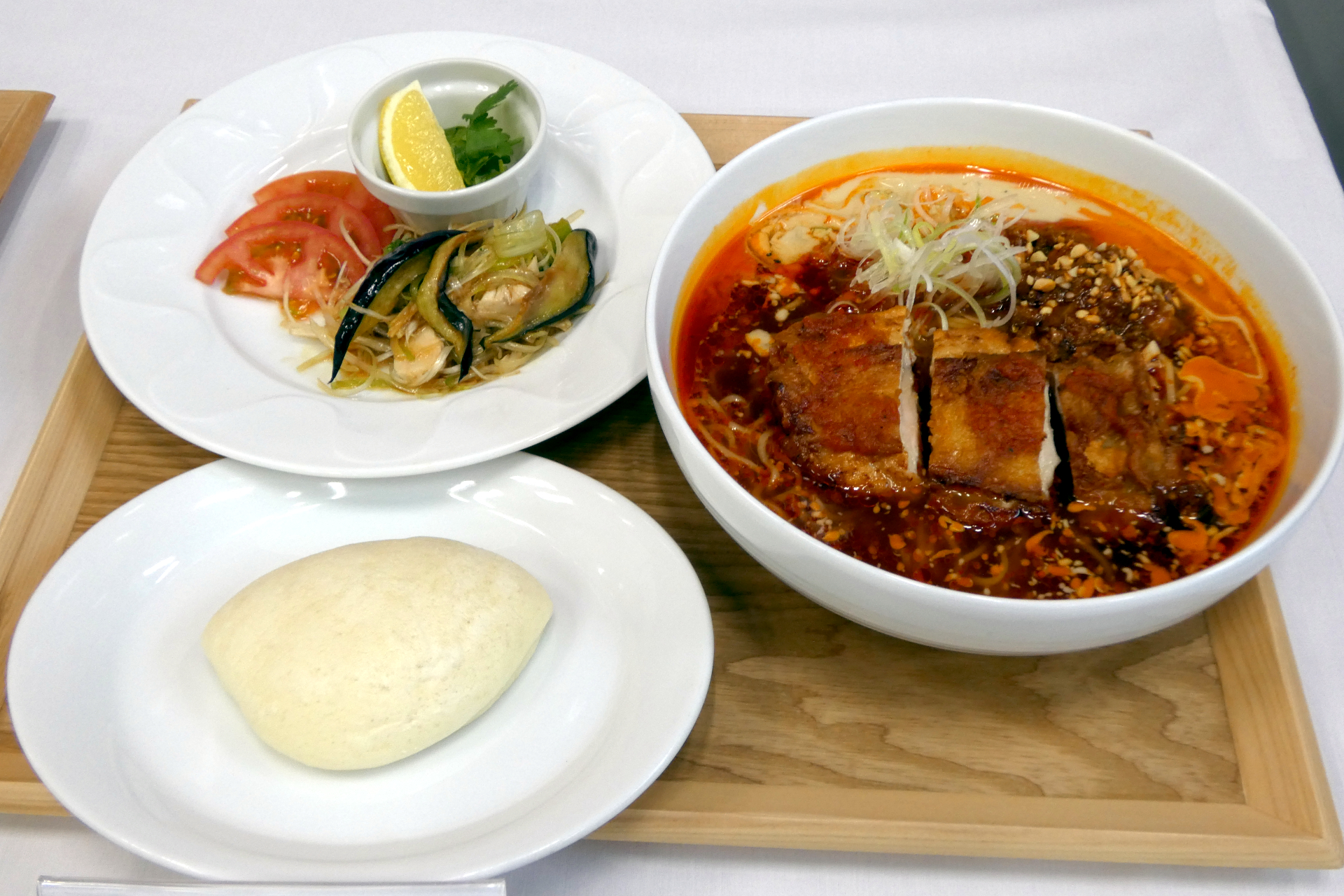 「担々麺Neo 分離の魔力～際立つスパイス」の飯田店主おすすめセット