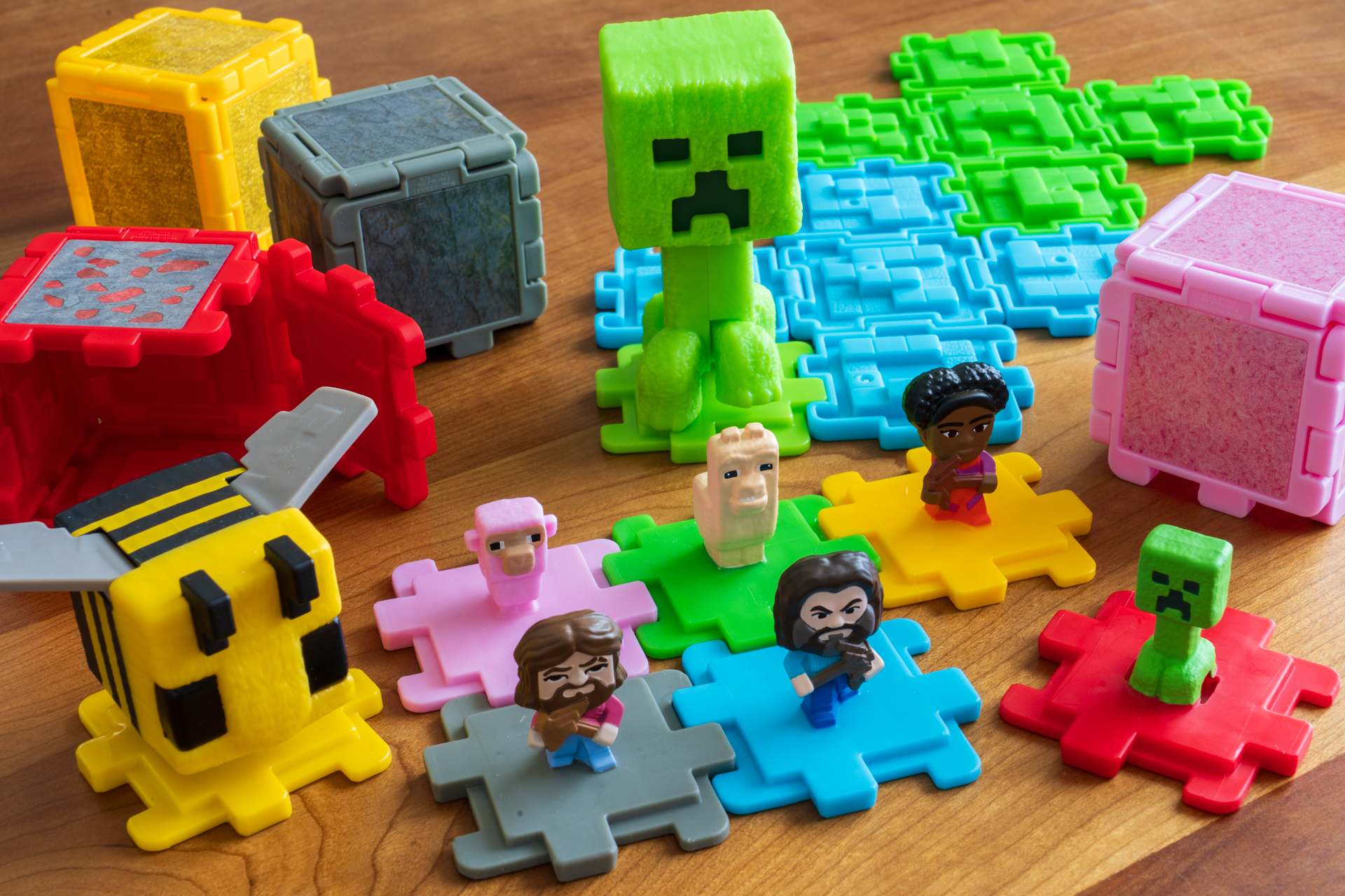 先日映画を観に行ったばかりなので、ワクワクしながらひと足早く遊んだハッピーセット「マインクラフト ザ・ムービー」