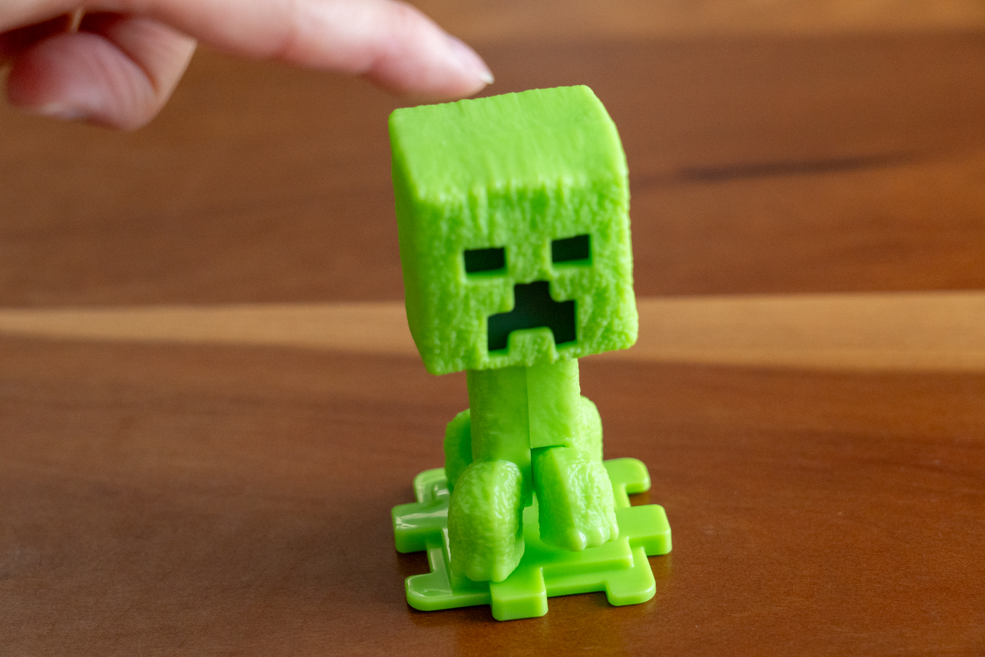 上から頭を押すと足が動く