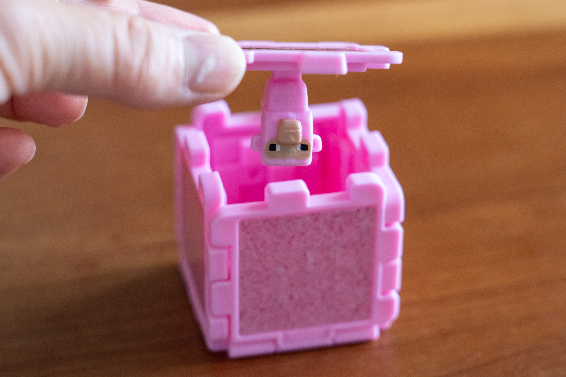 「ピンクのウールブロックとピンク羊」