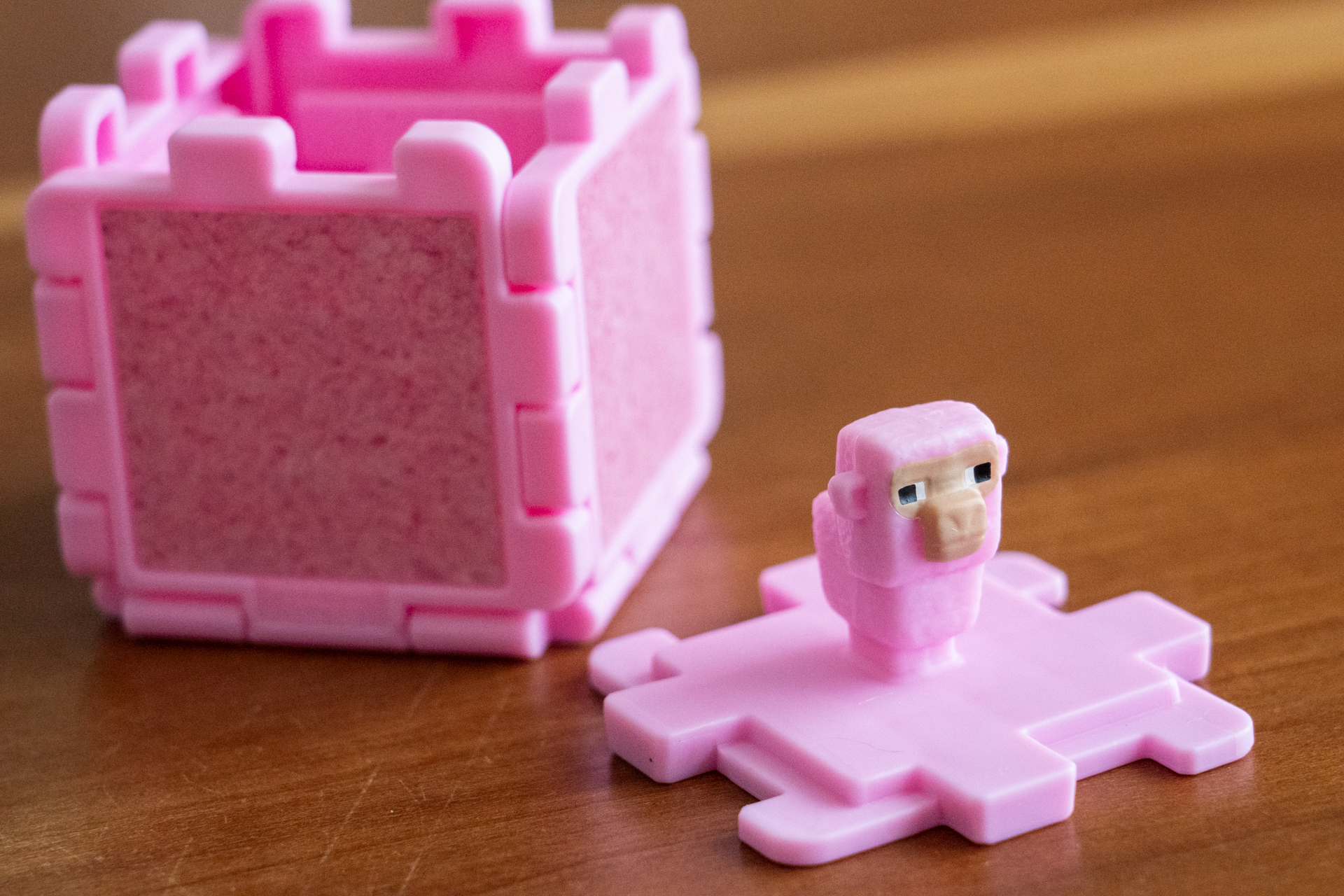 ピンク羊が現われた！　可愛い♪