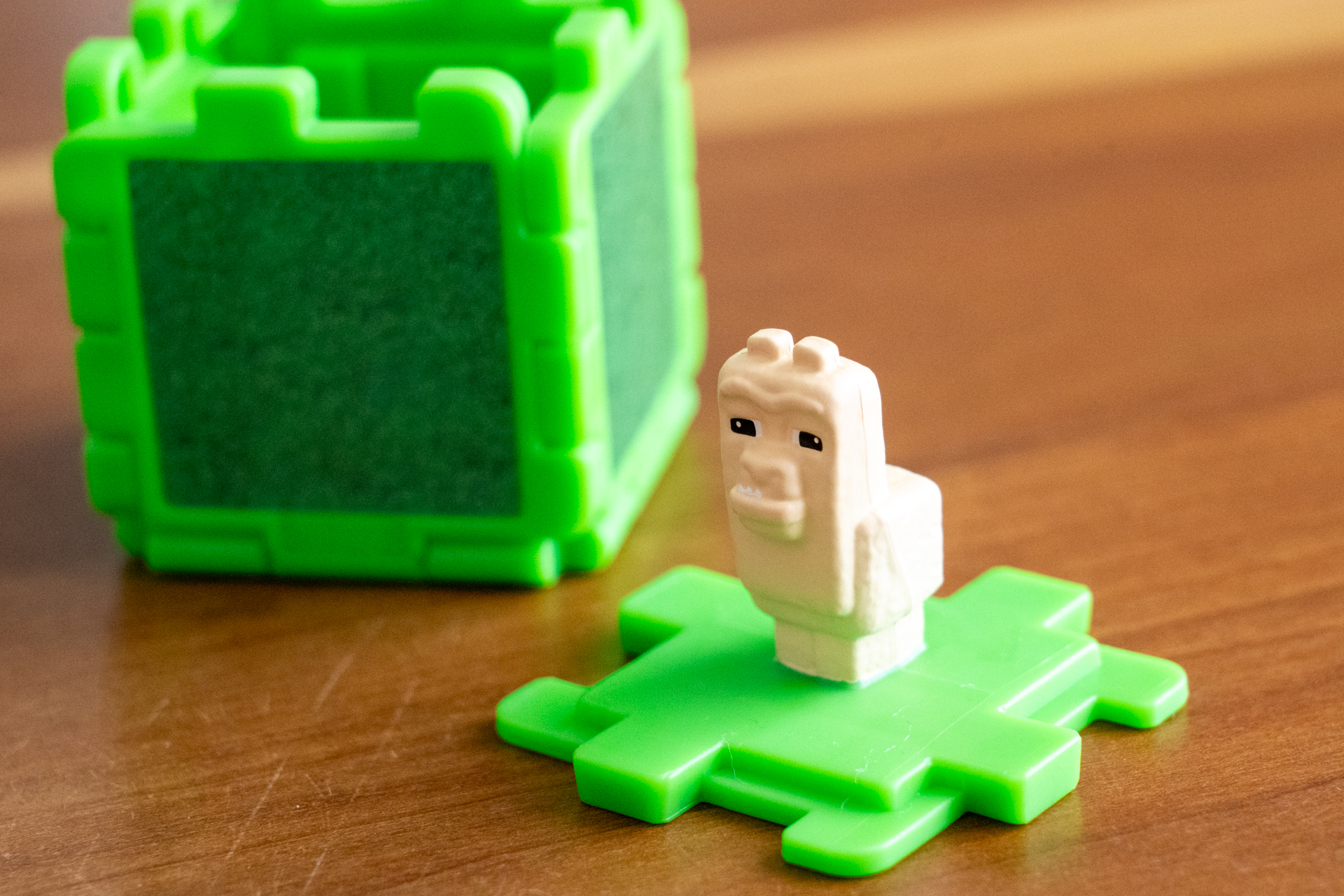 咀嚼してるっぽい口元が絶妙のラマ