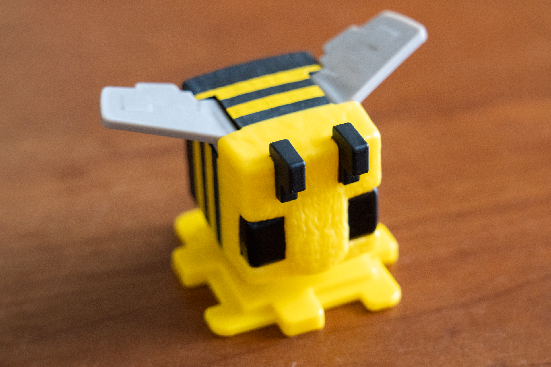 人気キャラクター、ハチのフィギュア