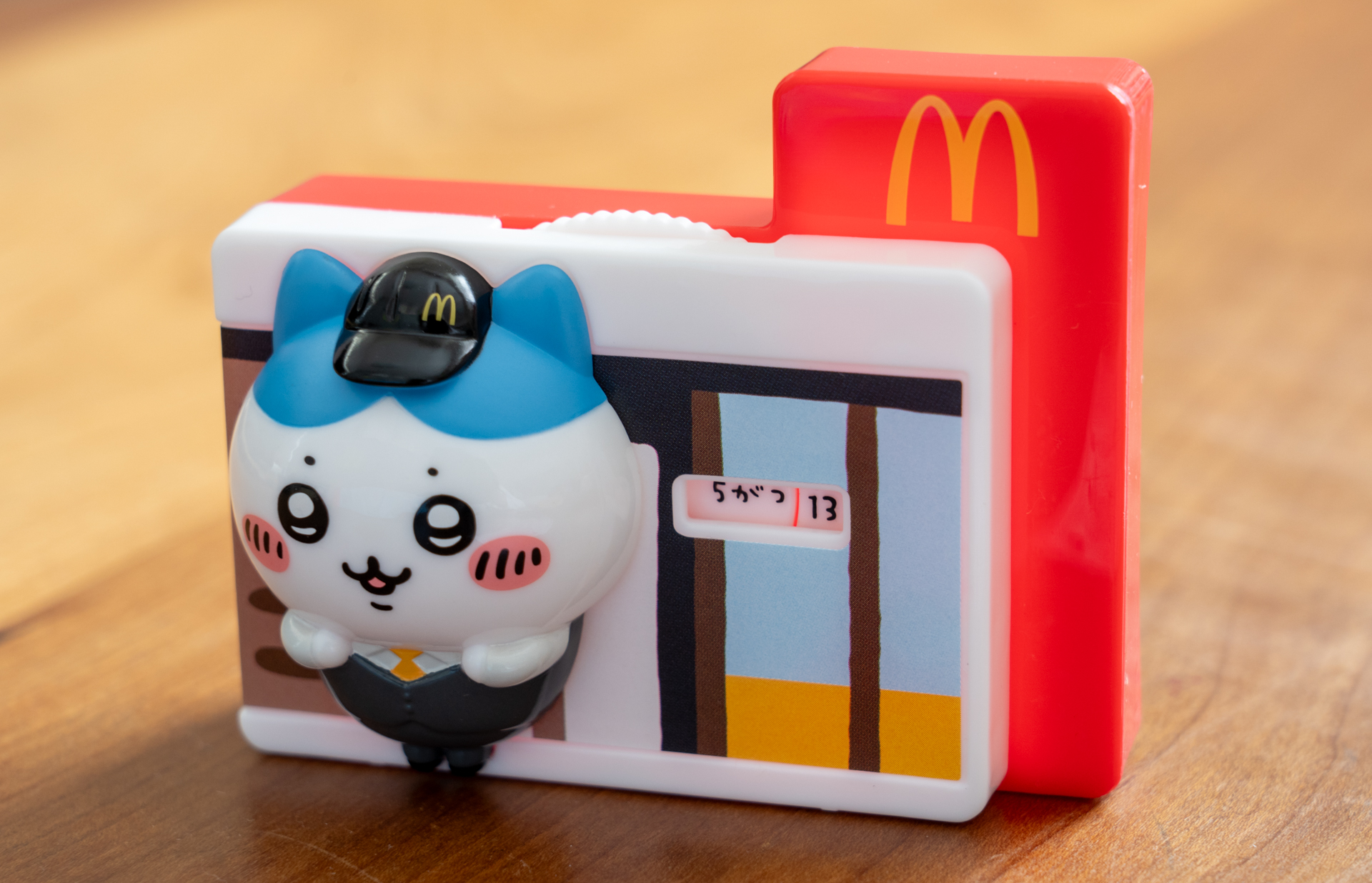 マクドナルドのマネージャーの制服を着たハチワレ