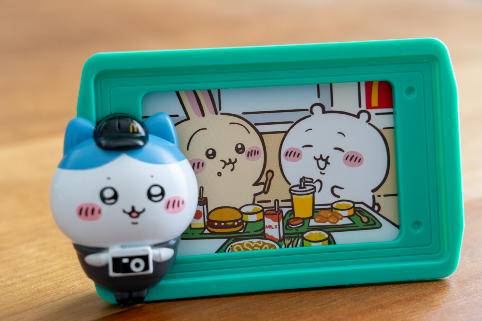 ハチワレが撮った“ちいかわとうさぎがマクドナルドで楽しく食事している一枚”が中に