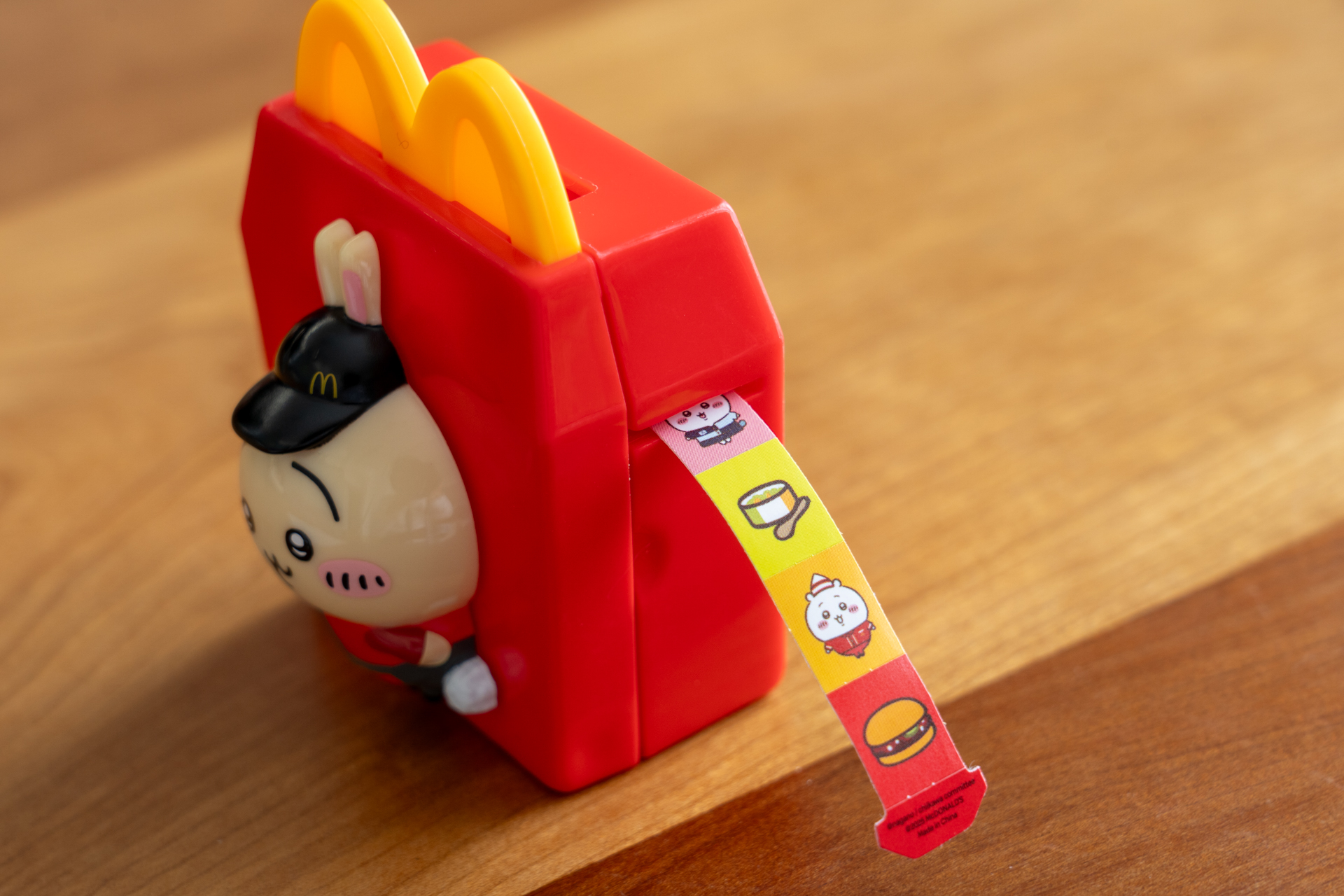 横からシールを引っ張りだそう