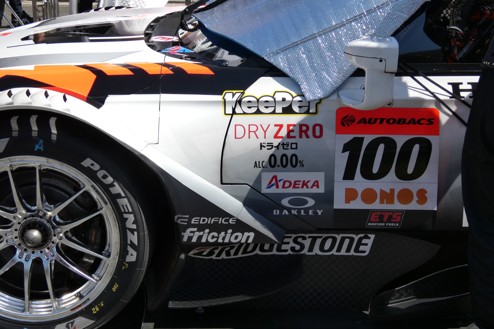 ドアミラーの前とフロントガラス上のハチマキ部にロゴが入っている